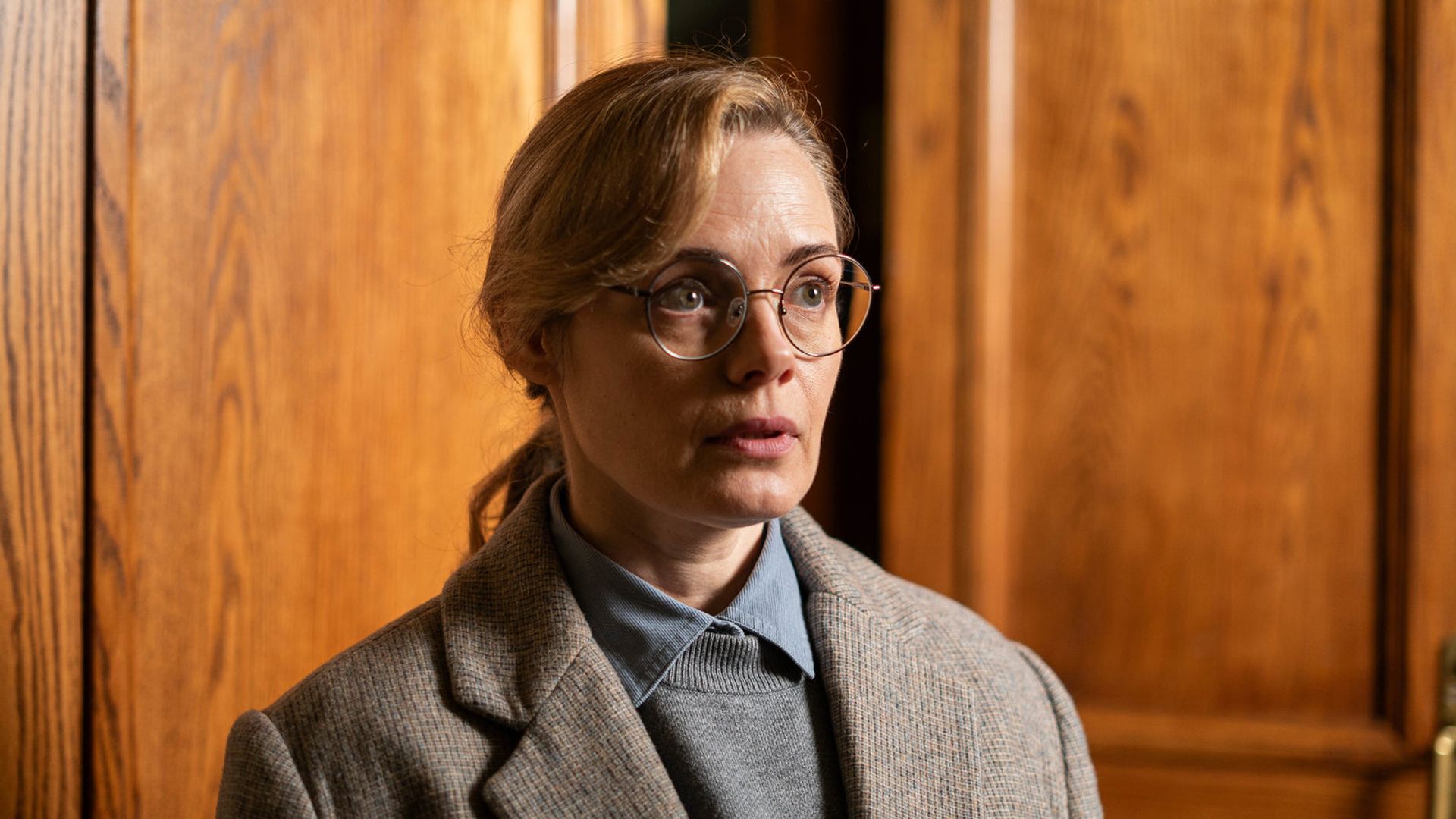 Анна Миклош с хвостиком рыжих волос и в очках, обеспокоенное лицо крупным планом