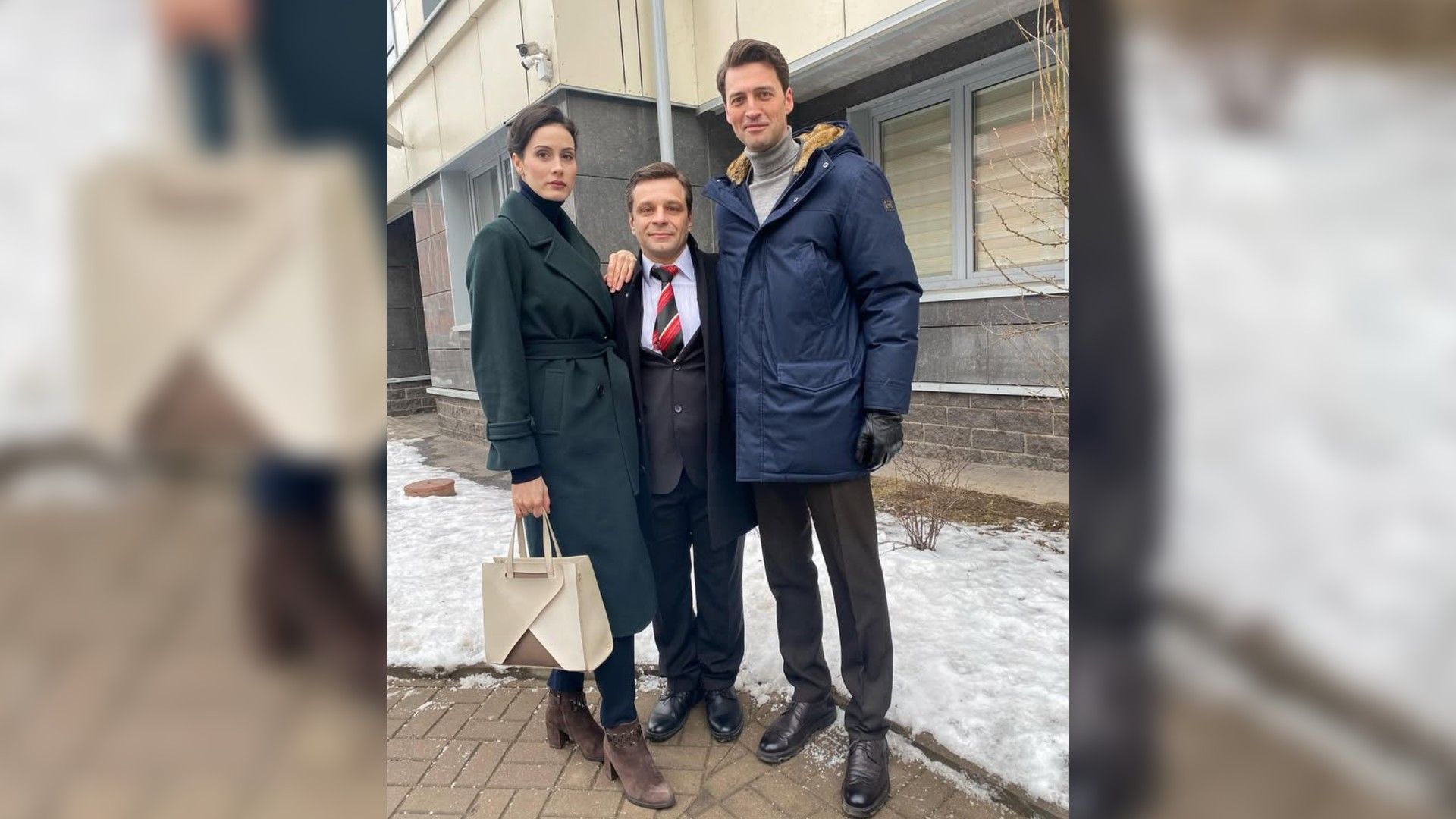 Елена Вожакина, Иван Колесников позируют для селфи в полный рост