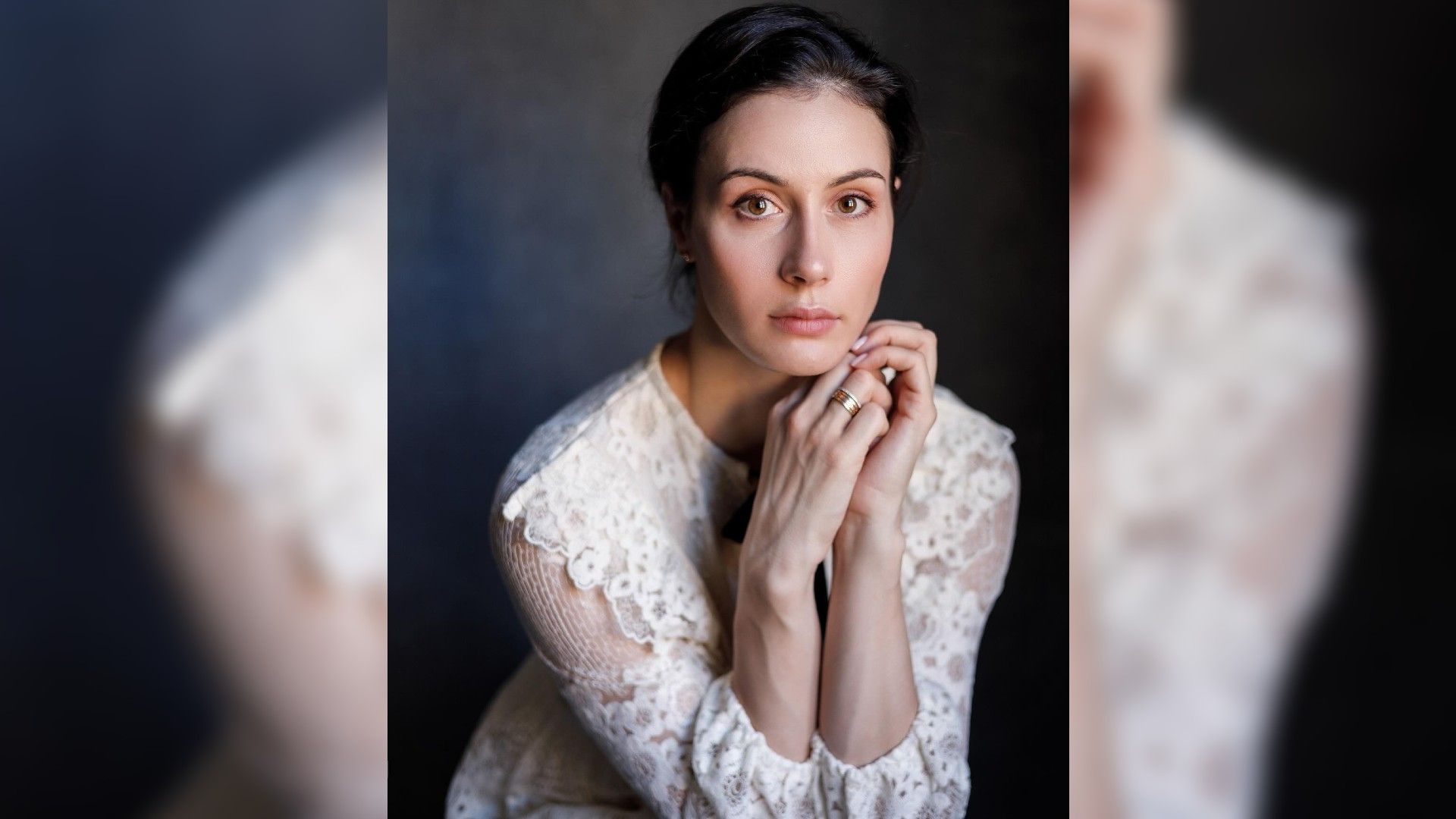 Елена Вожакина, фото с фотосессии в белом кружевном платье, на пальце обручальное кольцо