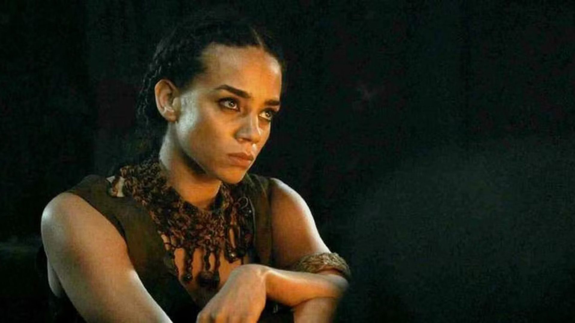 Ханна Джон-Кэймен крупным планом в полутьме