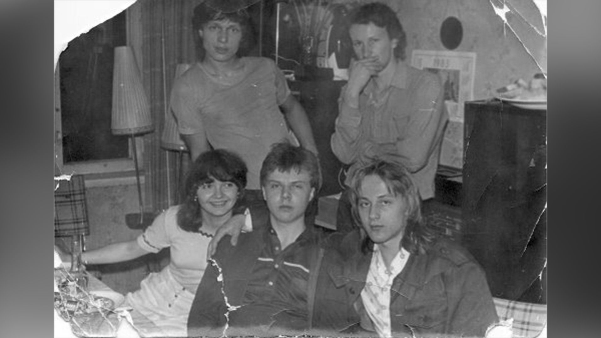 Юный Владимир Воленко в компании однокурсников в интерьере советской квартиры
