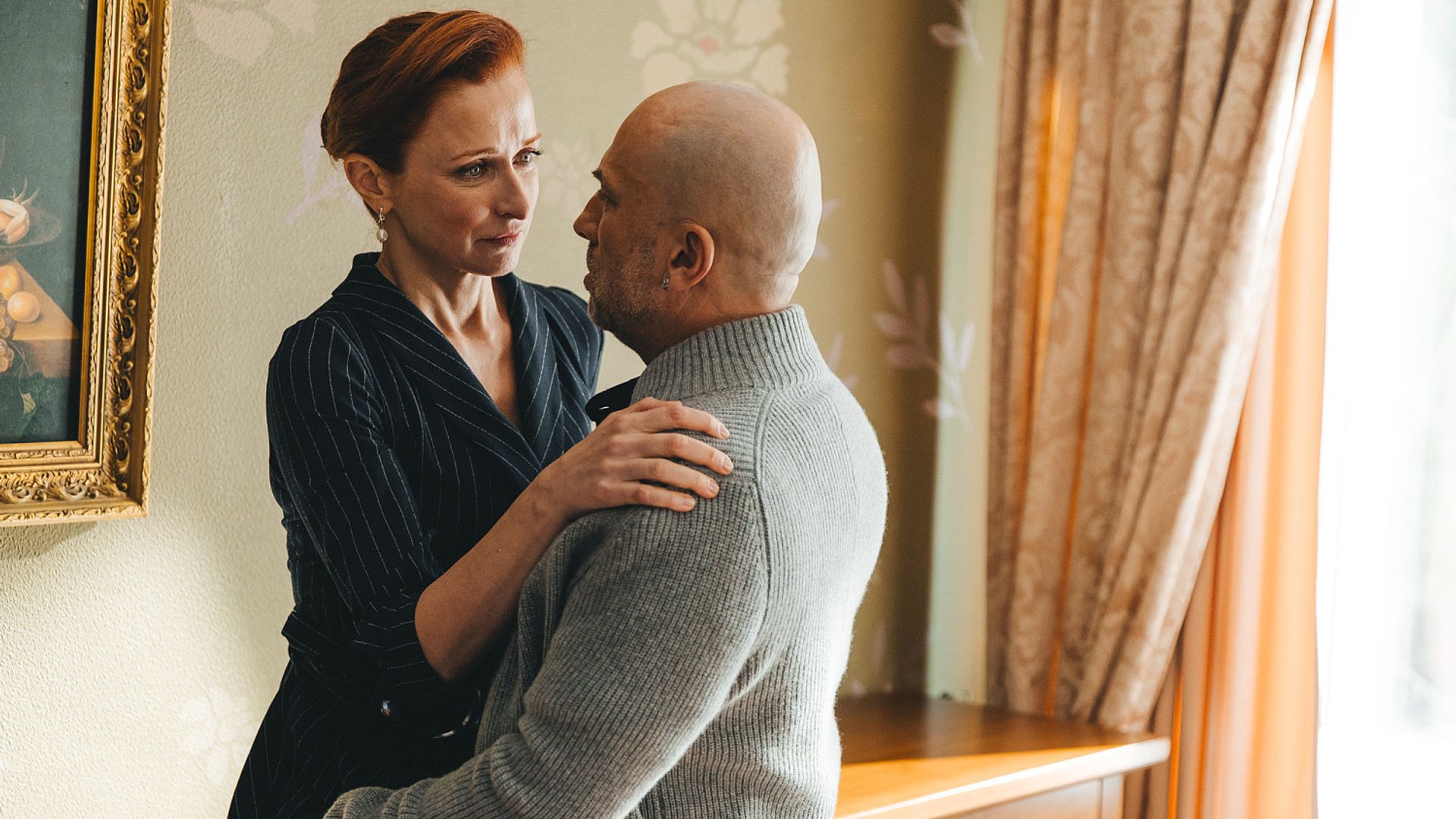 Екатерина Стулова и Дмитрий Нагиев обнимаются, кадр из сериала "Актёрище"