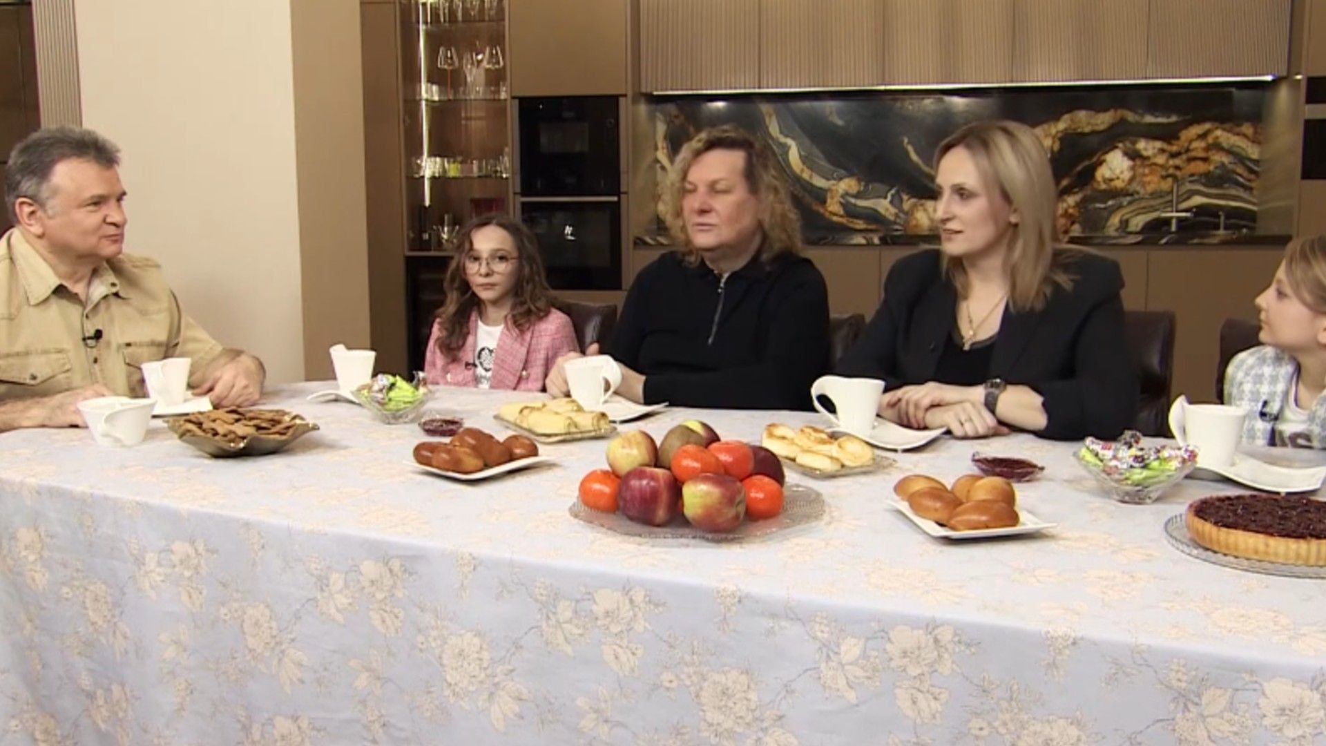 Александр Ягья, его жена Янина, Тимур Кизяков и двое детей сидят за столом