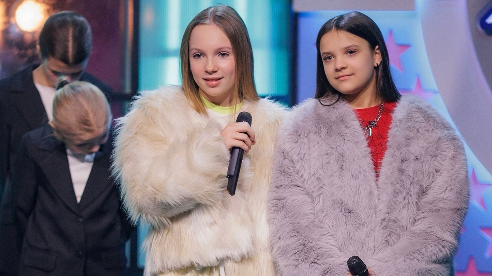 Мария Янковская в серой шубе и Светлана Чертищева в белой стоят с микрофонами в руках