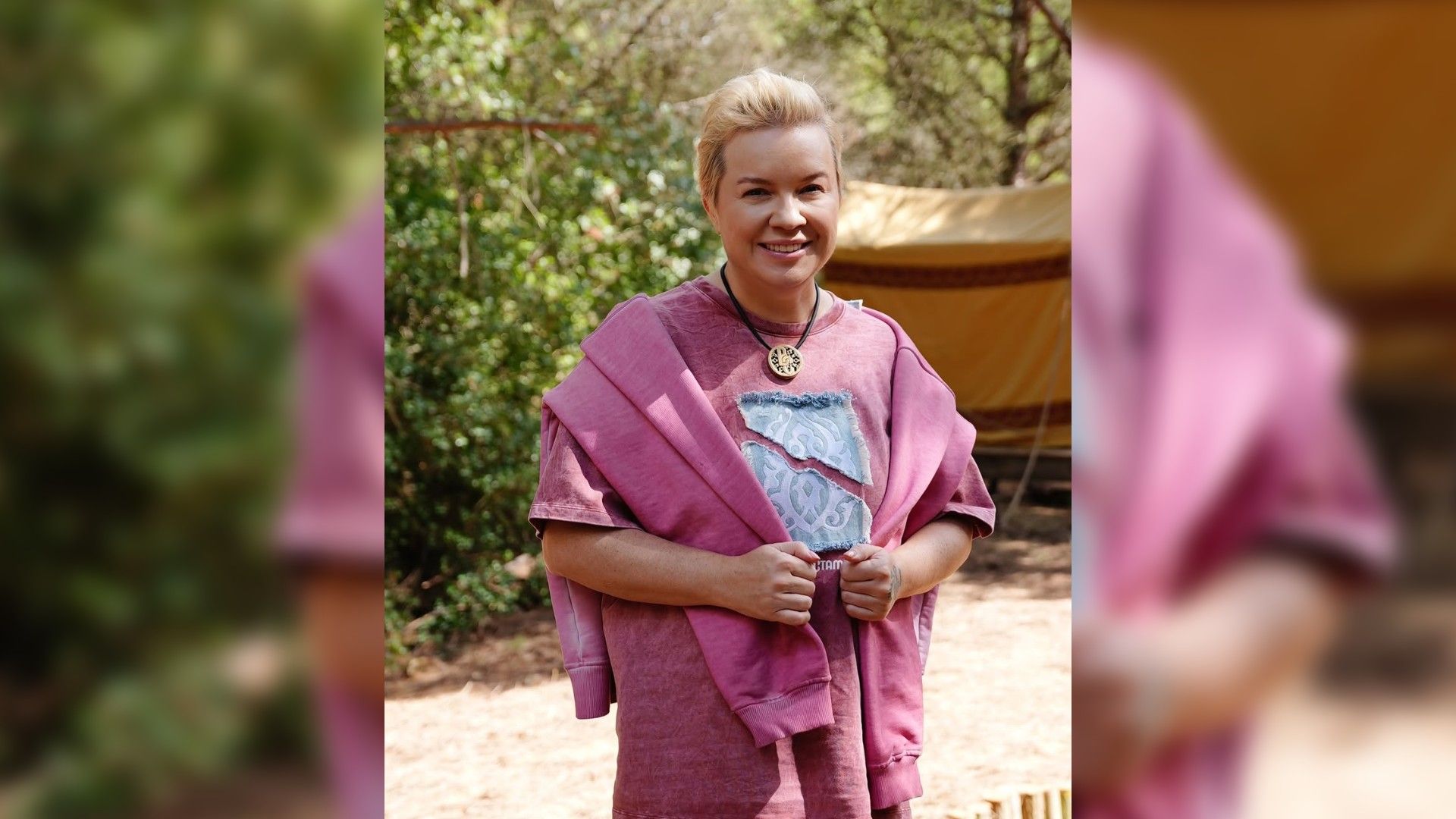 Алёна Блин в розовой футболке улыбается