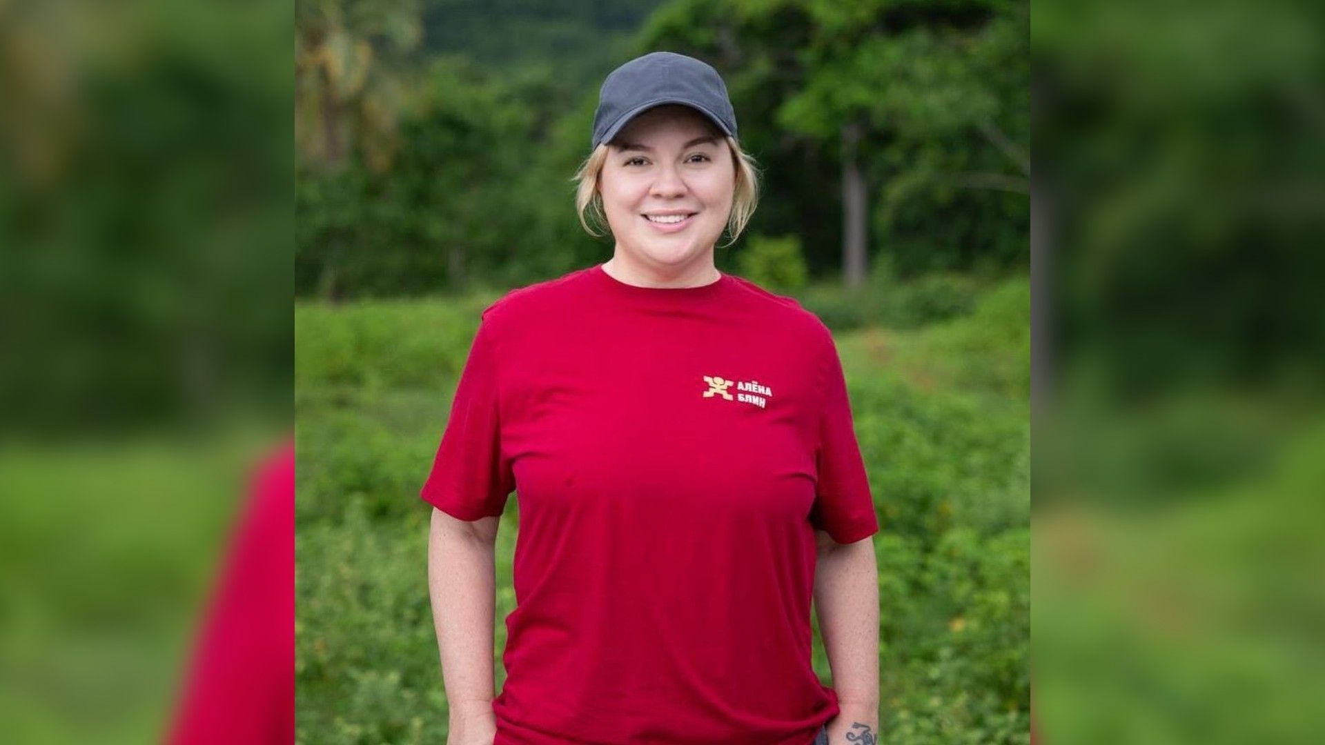Алёна Жигалова в красной футболке и кепке