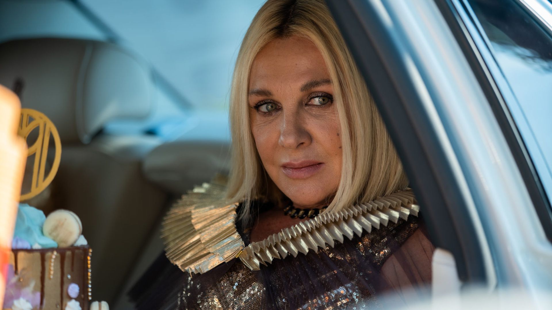 Елена Яковлева с длинными волосами выглядывает из-за окна автомобиля