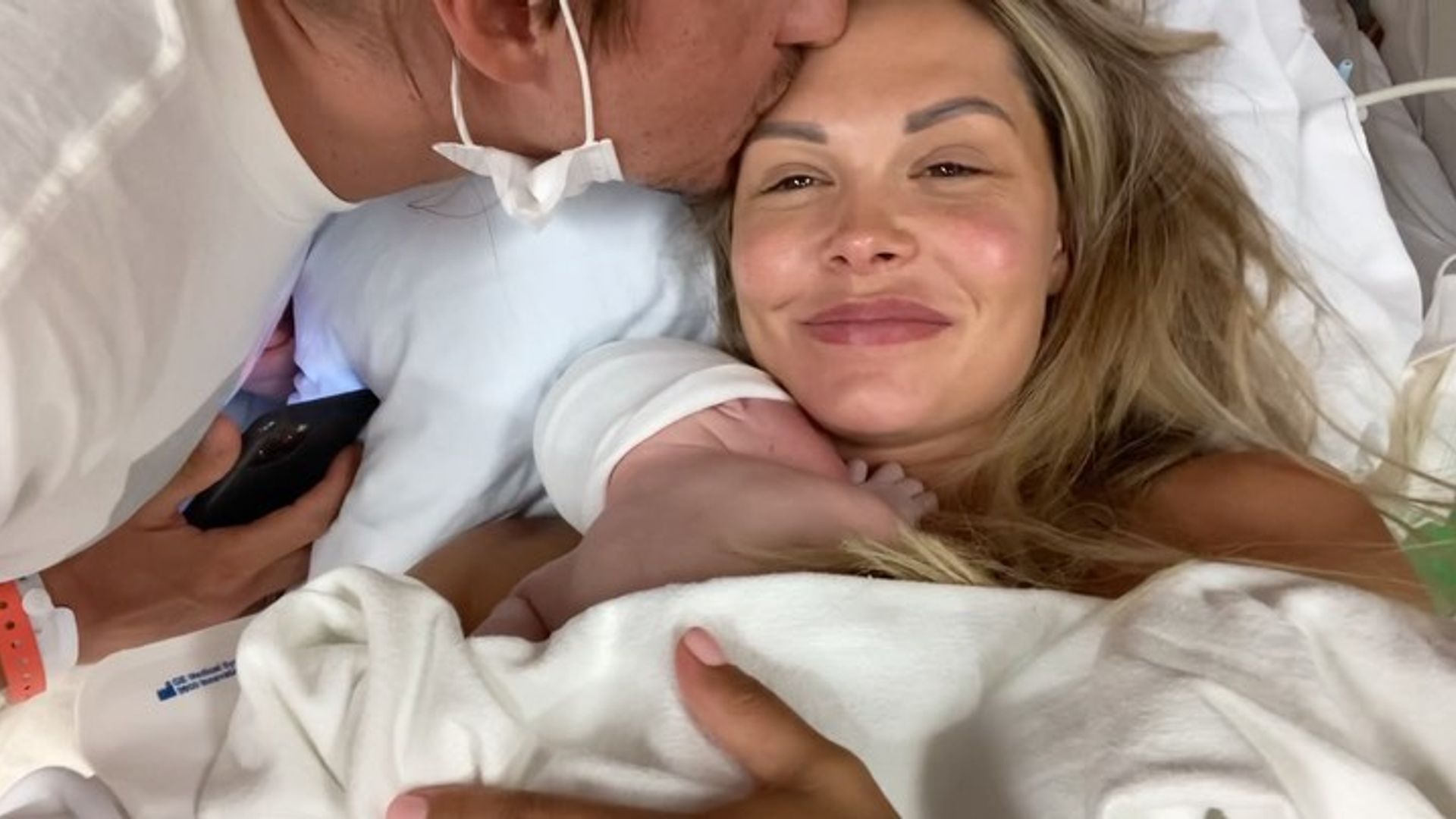 Мария Горбань держит на руках младенца