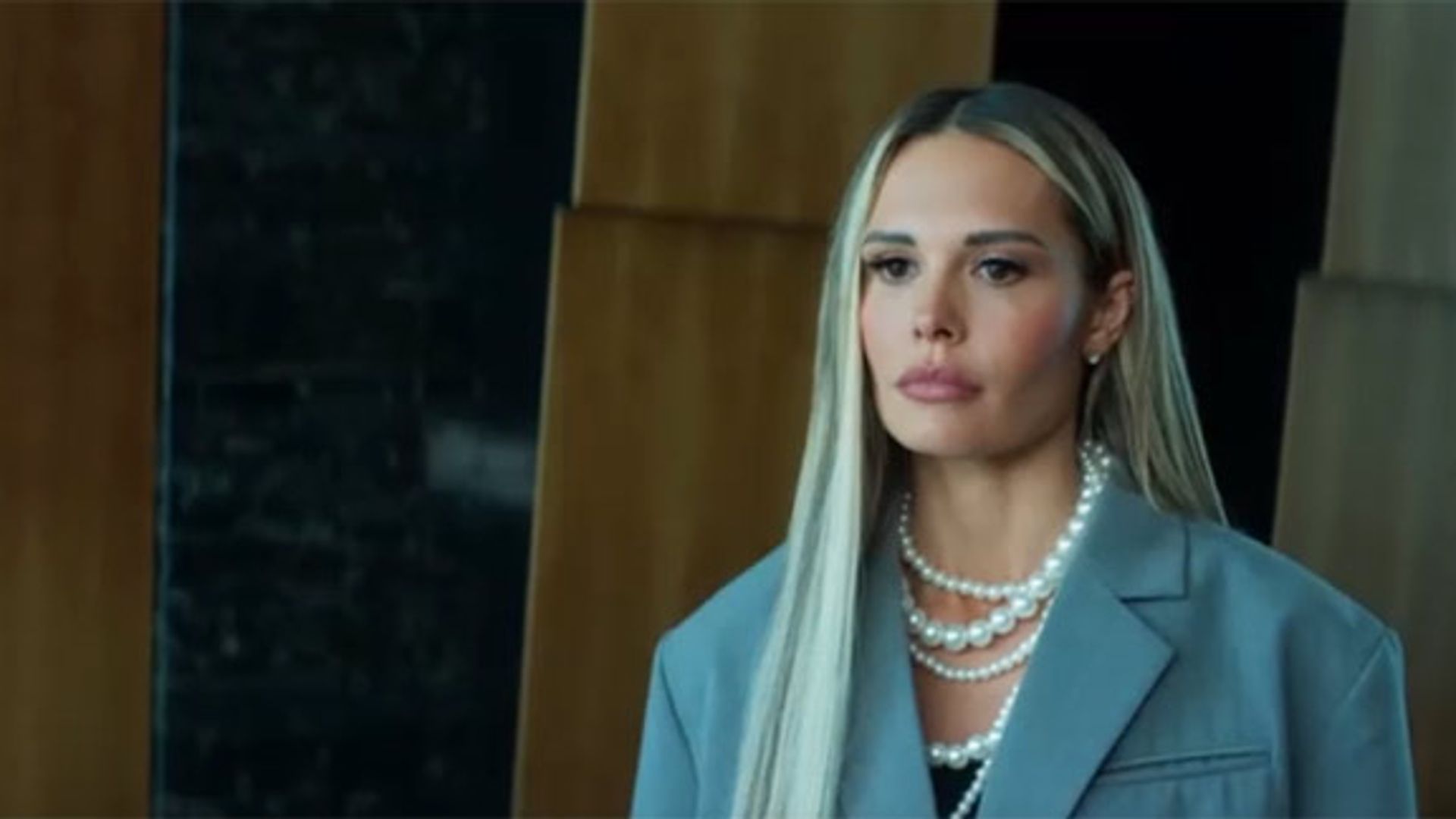 Мария Горбань в голубом пиджаке и с длинными светлыми волосами