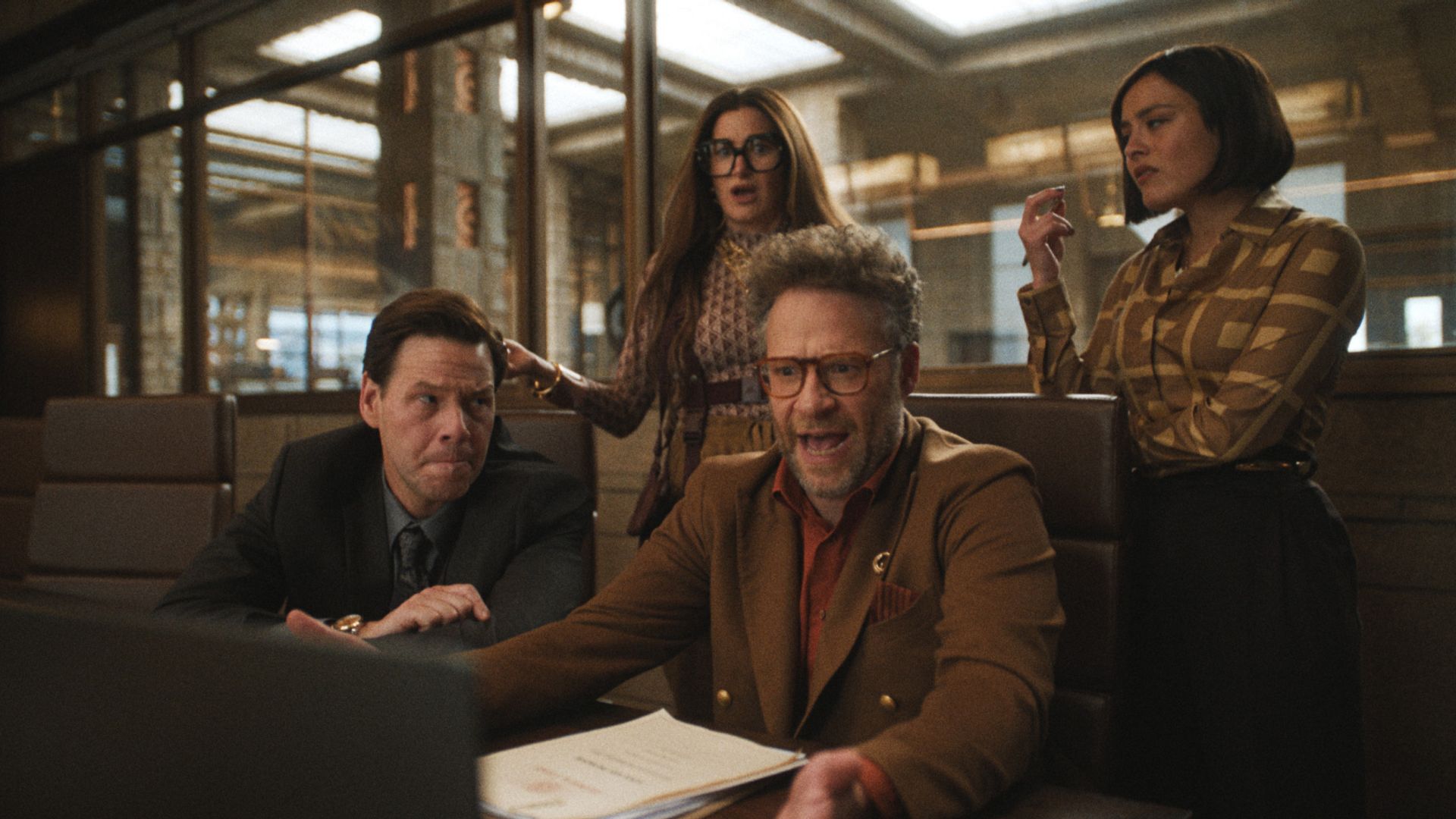 Сет Роген и группа актёров сидят за столом и что-то обсуждают