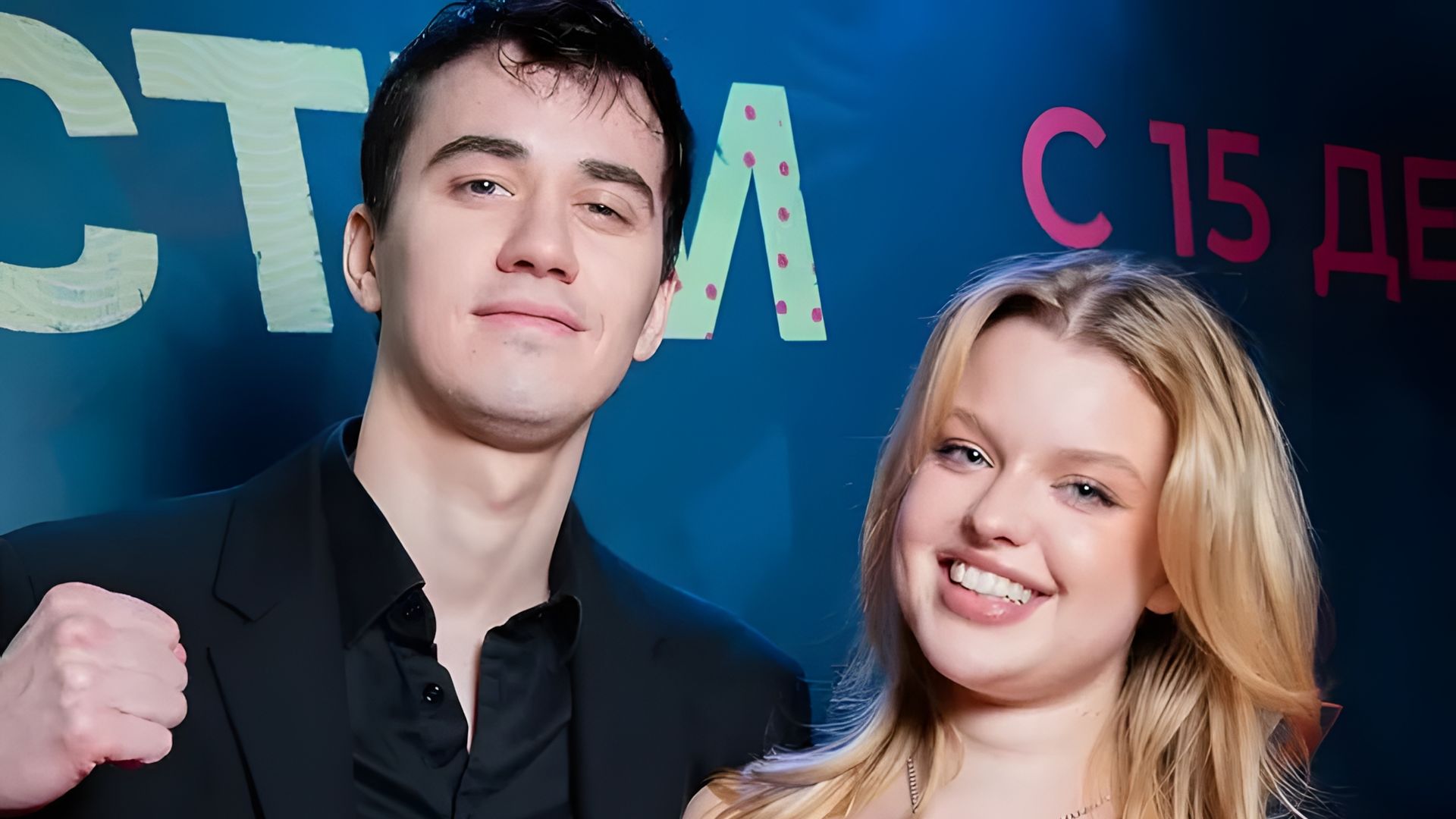 Виталий Андреев и Кристи Крайм позируют для селфи