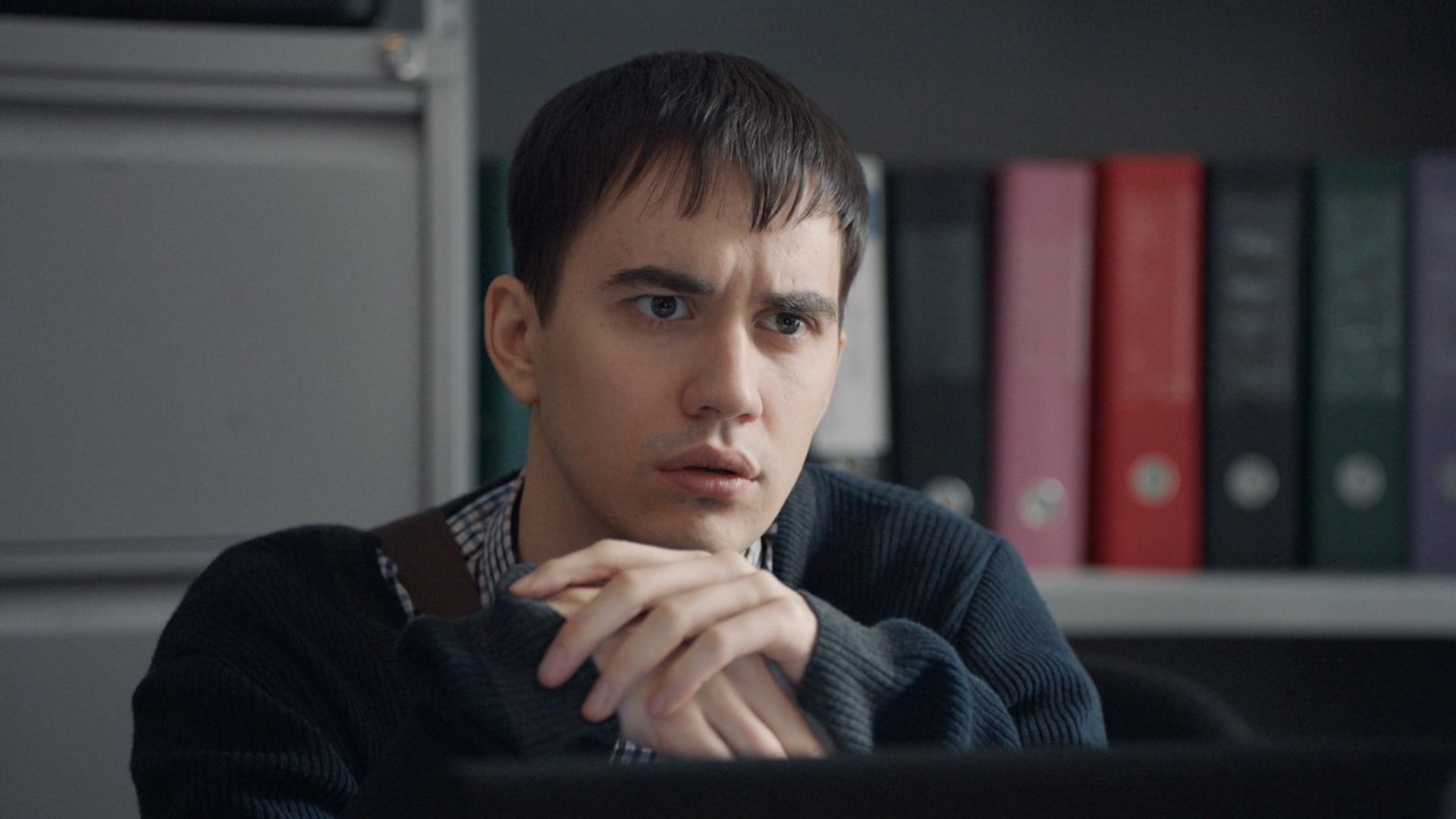 Виталий Андреев сидит с задумчивым выражением лица