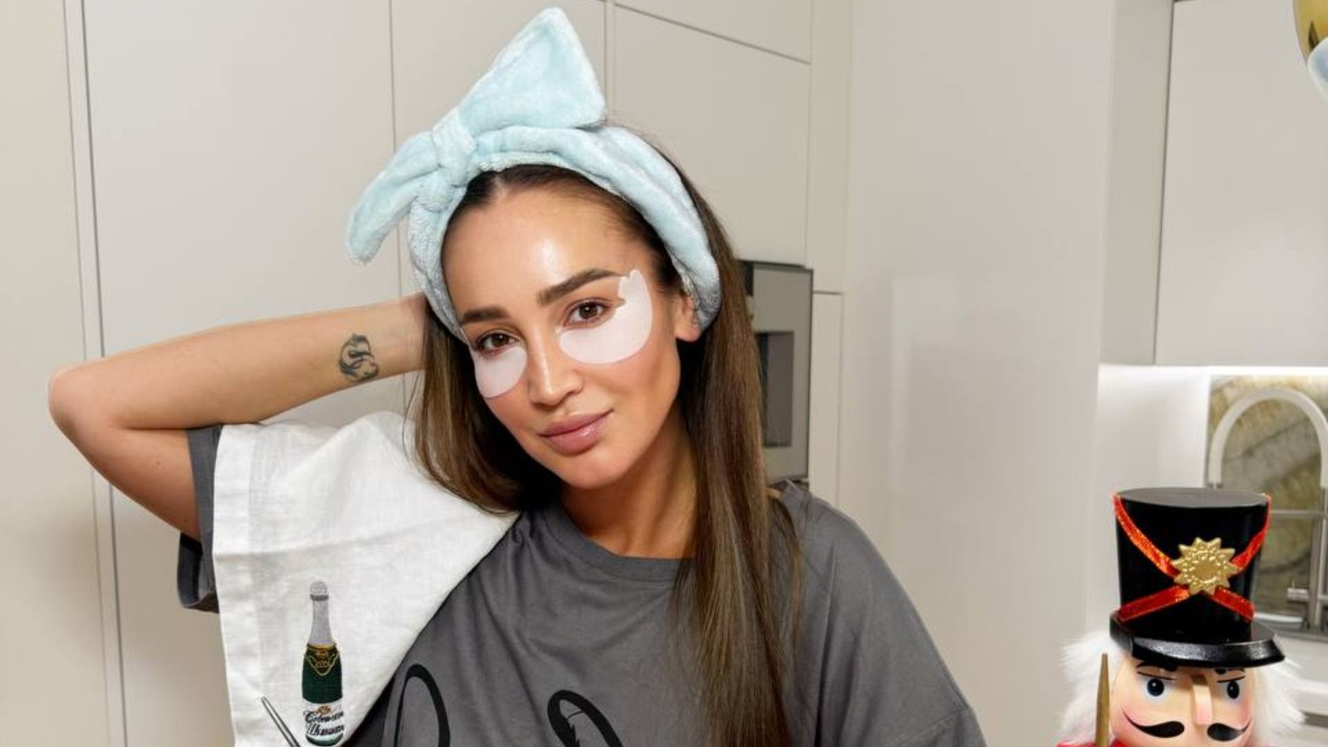 Бузова показала постер фильма, в котором сыграла продавщицу пельменей