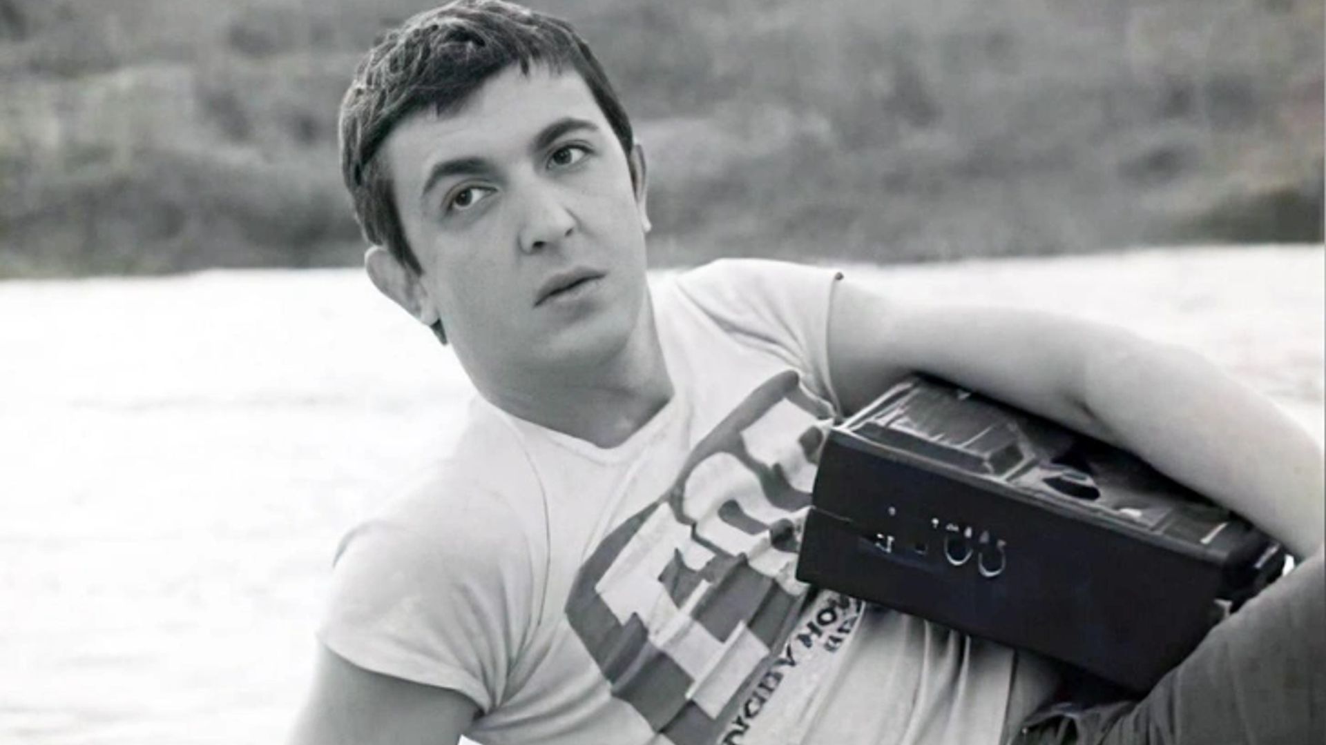 Игорь Золотовицкий полулежит с магнитофоном в руках, черно-белое фото