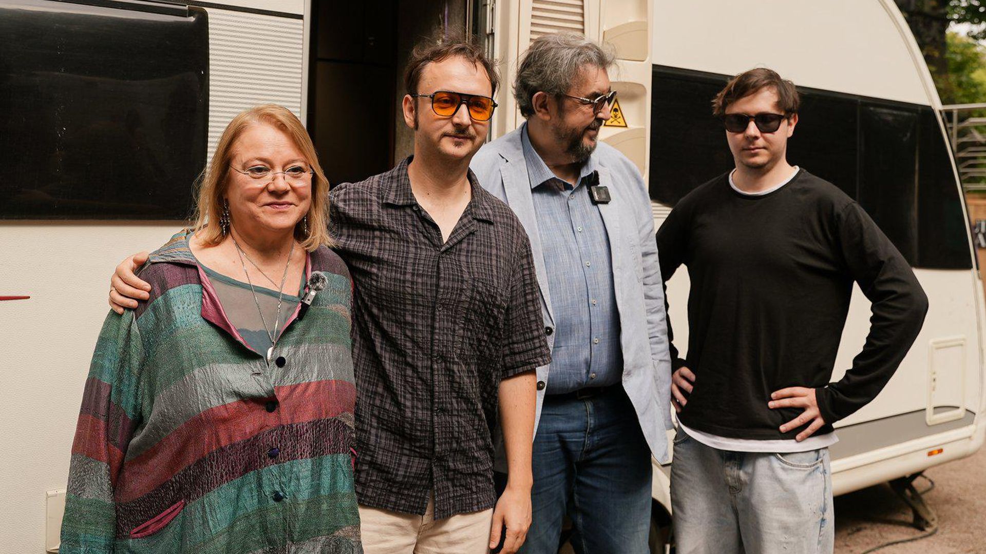 Игорь Золотовицкий, Вера Харыбина и их дети Алексей и Александр позируют у трейлера