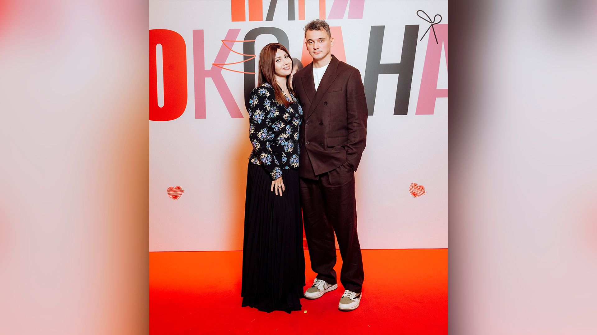 Максим Заяц и Олеся Иванченко позируют на красной ковровой дорожке