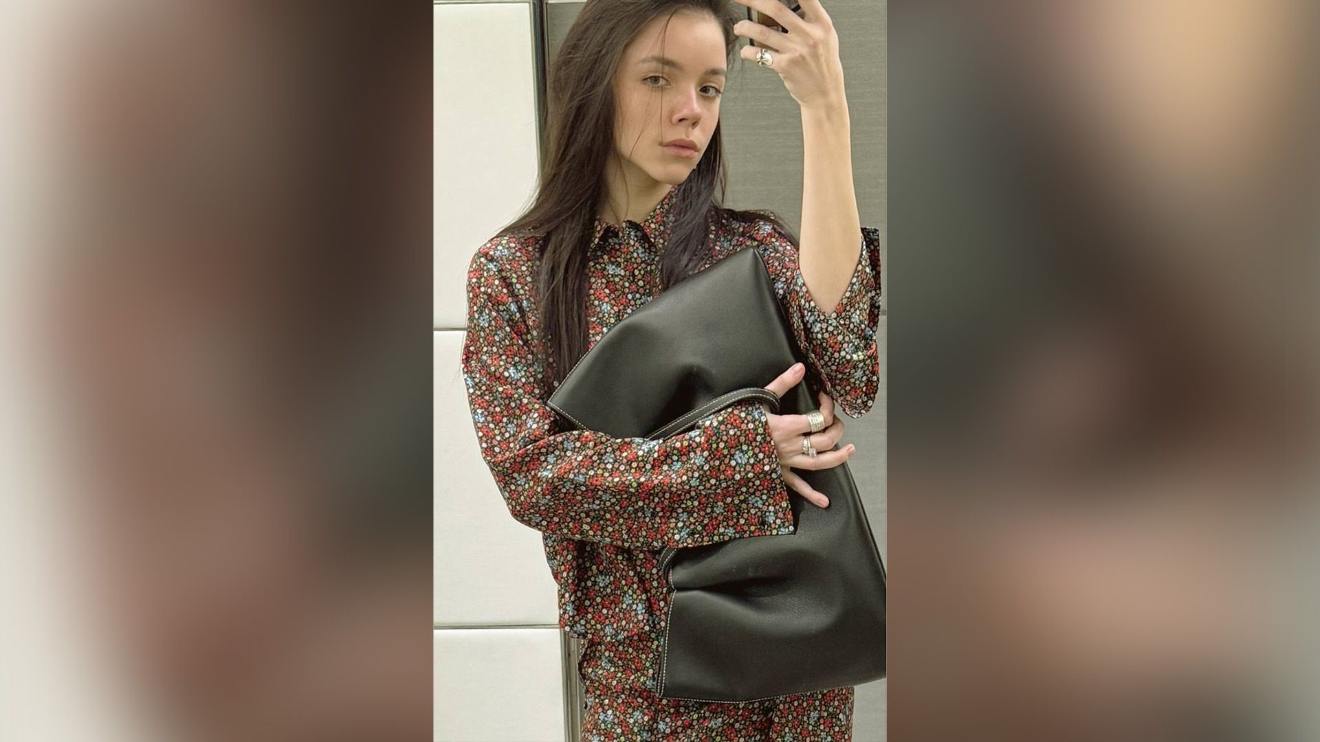 Софья Аржаных в платье в мелкий цветочек делает селфи в зеркало