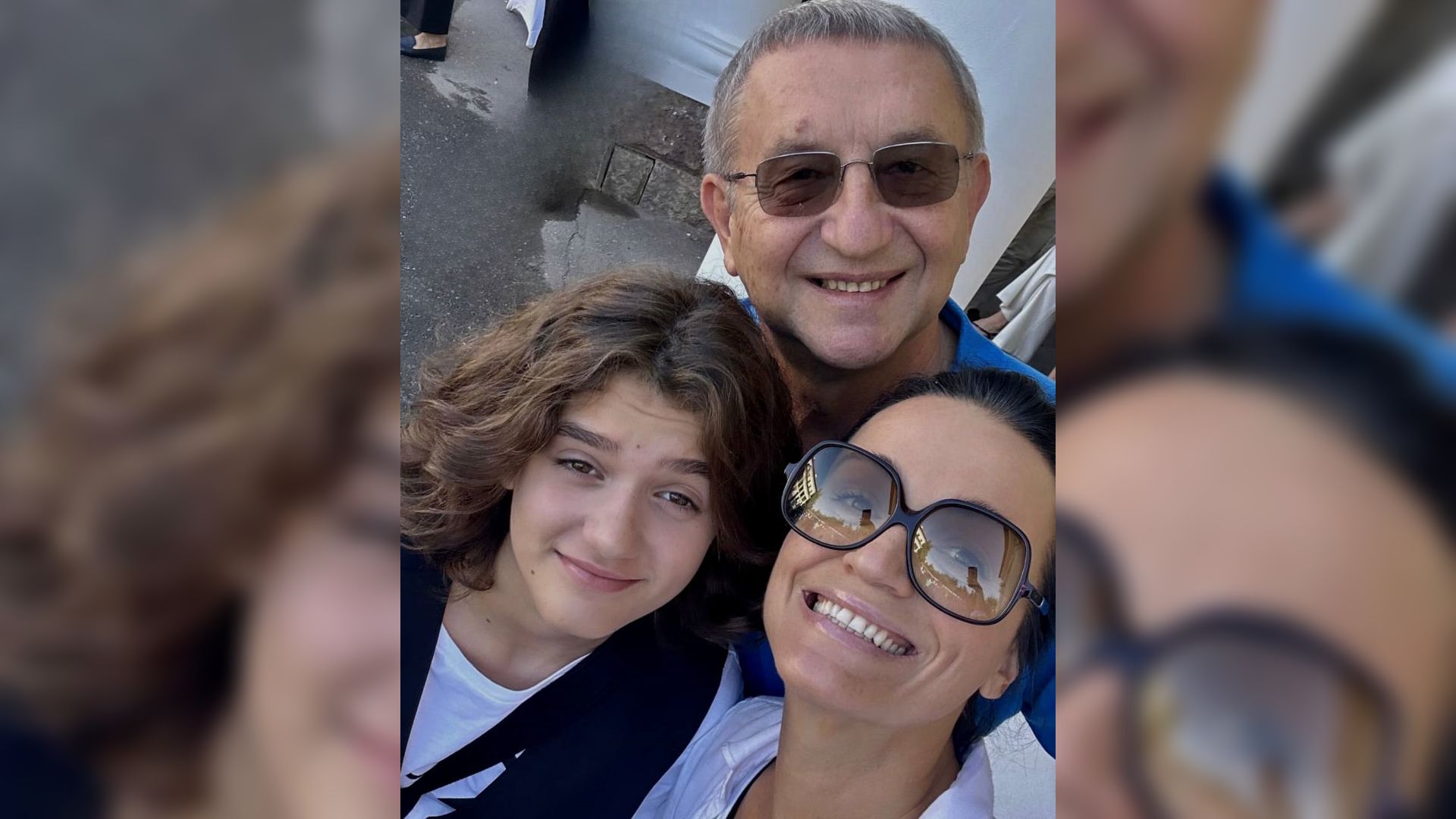 Девушка в очках с девочкой и мужчиной улыбаются