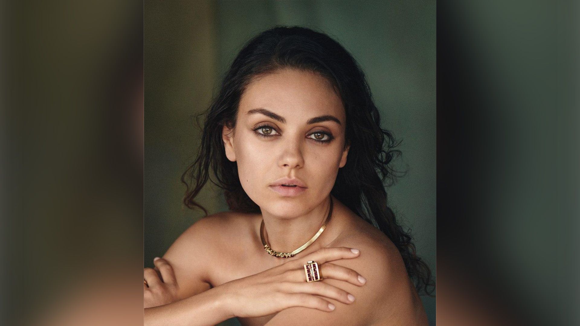 Актриса Мила Кунис с золотым колье на шее