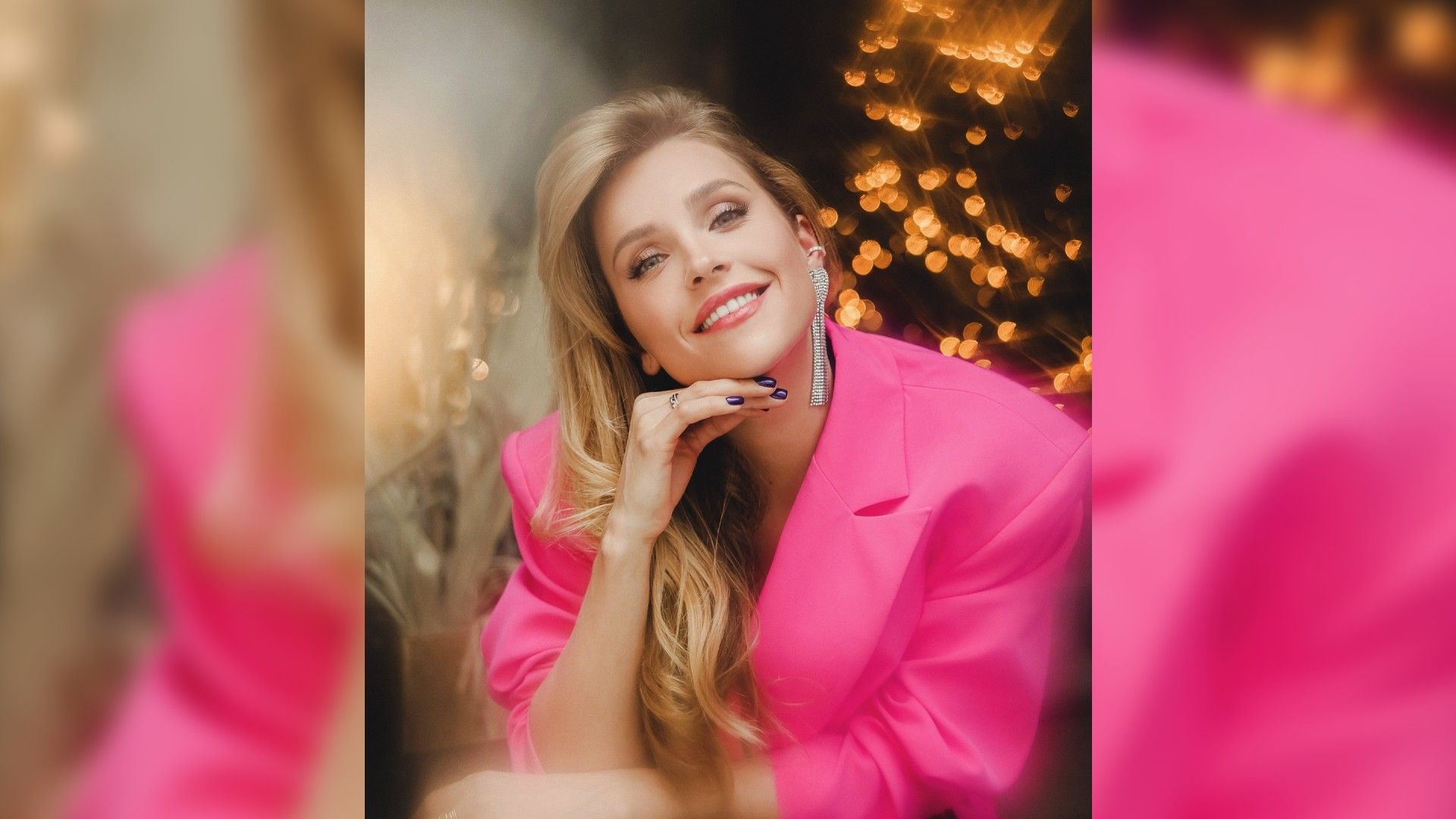 Елена Дудина в розовом пиджаке улыбается