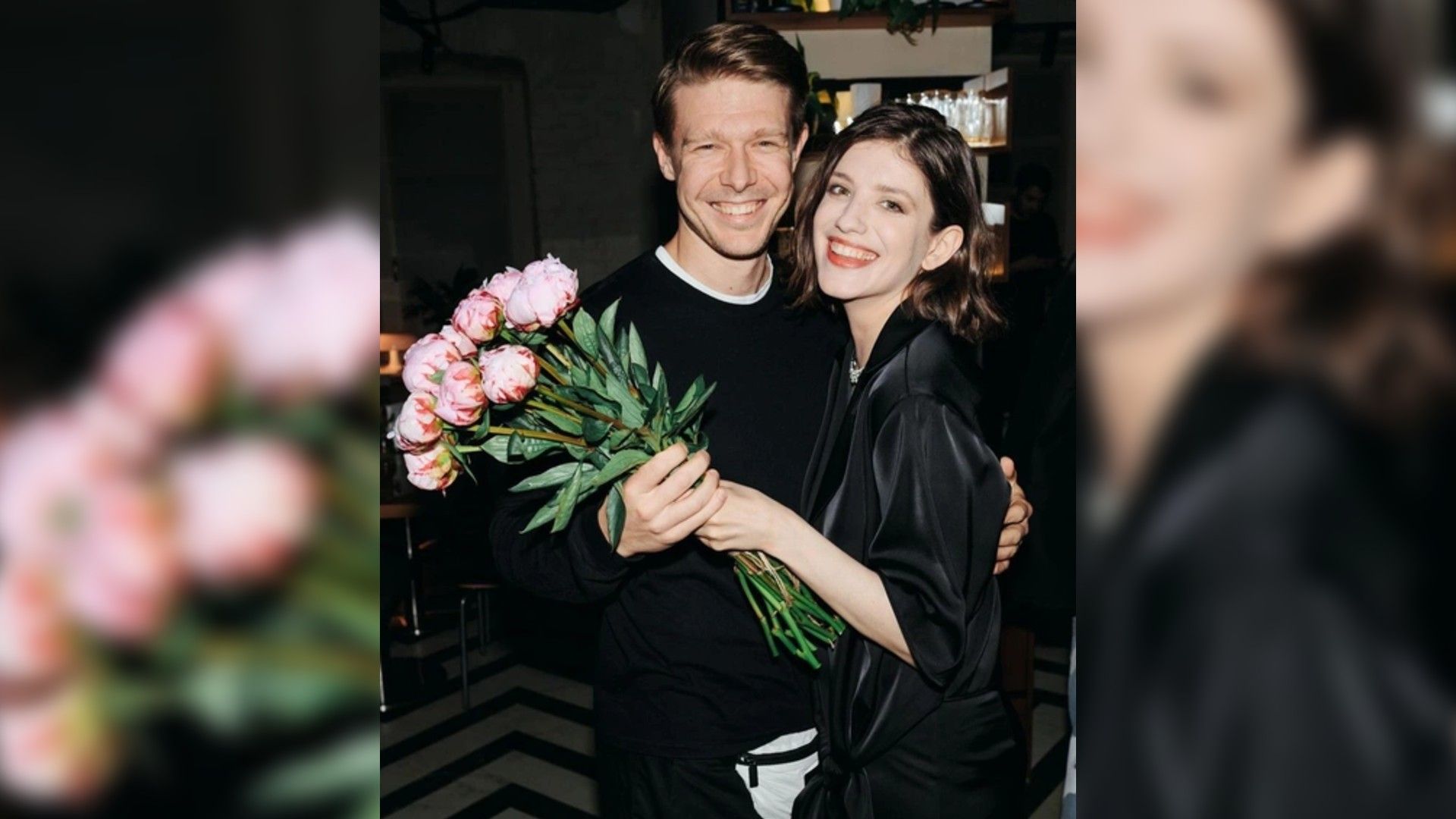 Никита Ефремов и Анна Чиповская вместе стоят, Анна держит в руках цветы