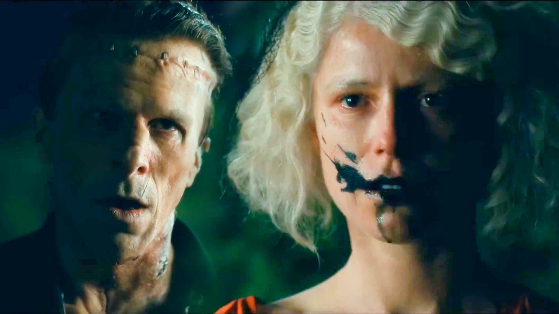 Мужчина в гриме в виде шрамов и девушка с черным пятном на губах