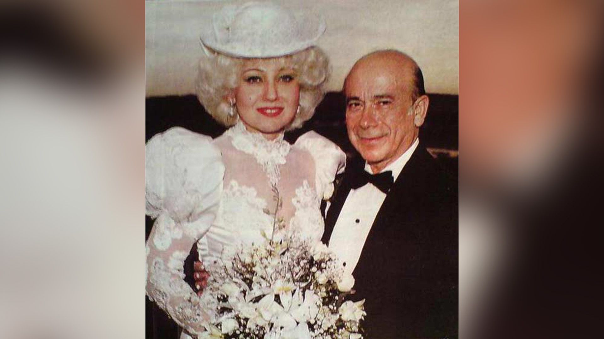 Аида Ведищева в свадебном платье и шляпке и Джей Маркофф в смокинге