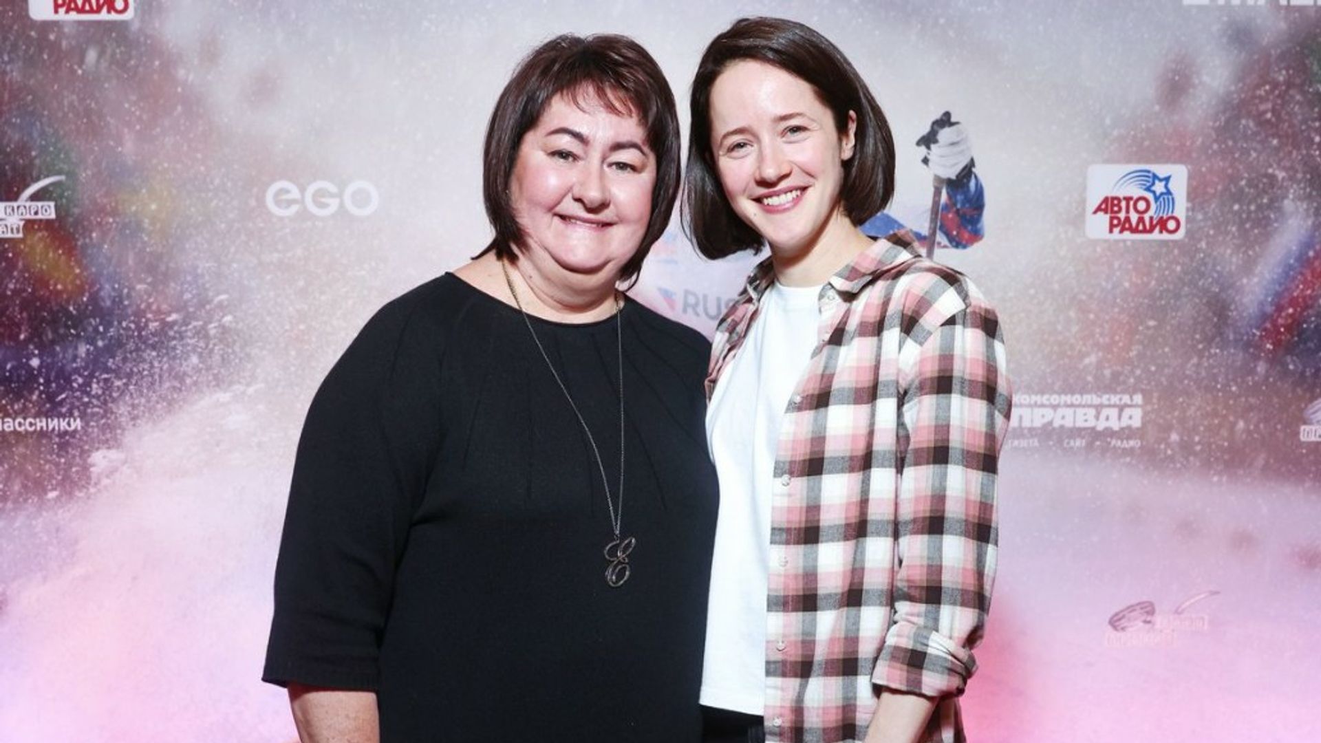 Елена Вяльбе и Ольга Лерман позируют на фоне фотостены