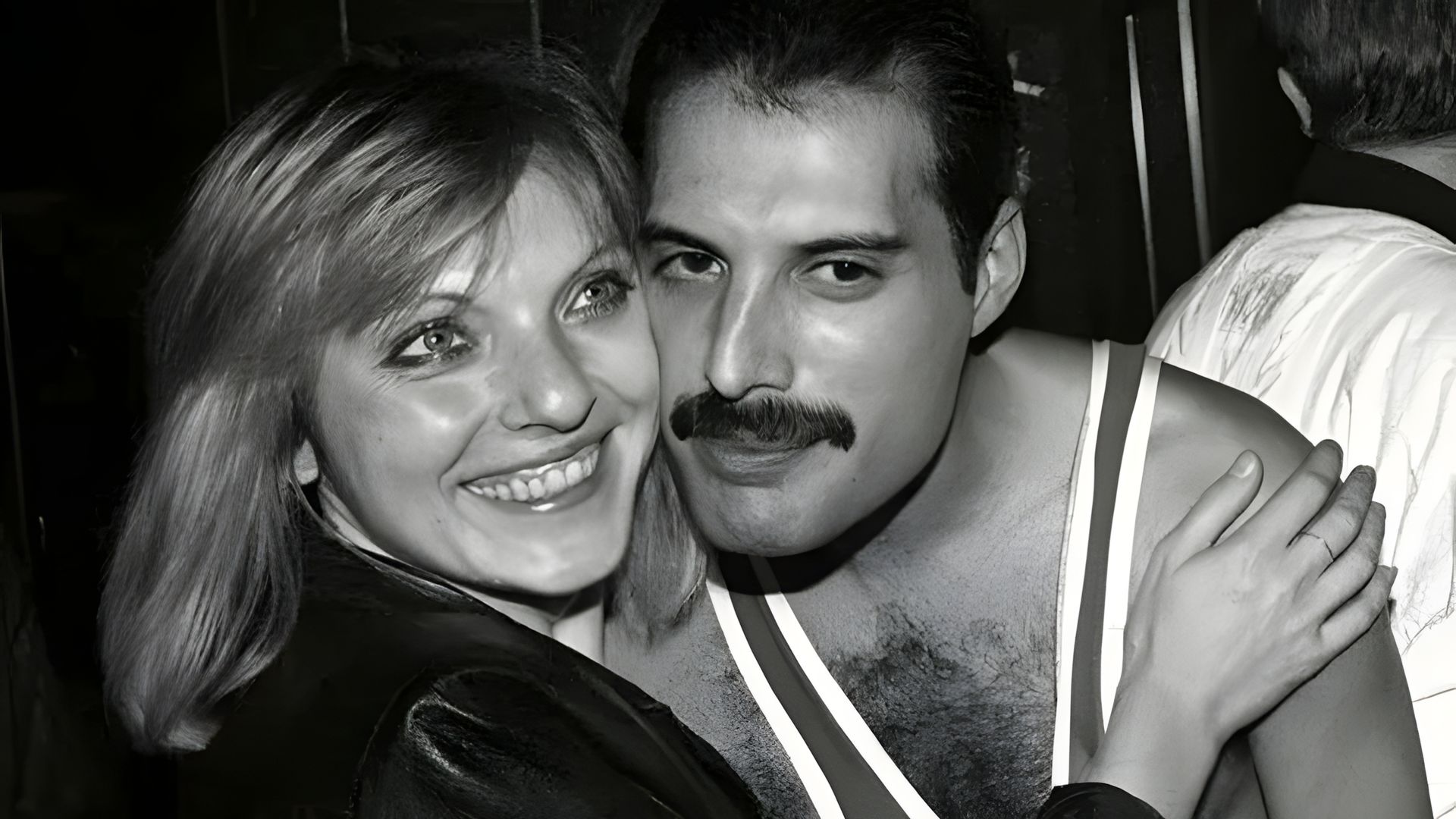 Фредди Меркьюри и Мэри Остин обнимаются, черно-белое фото