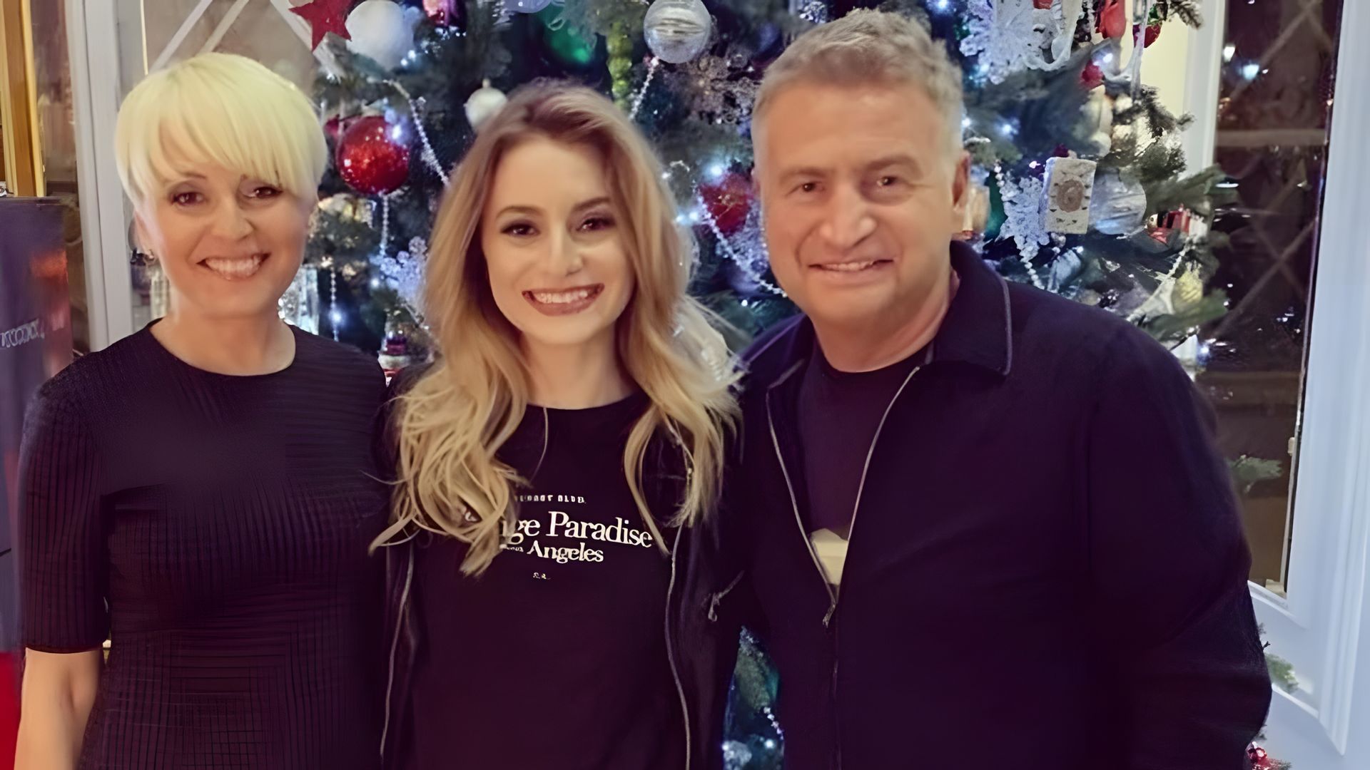 Леонид Агутин, Лиза Агутина-Варум и Анжелика Варум позируют для группового фото