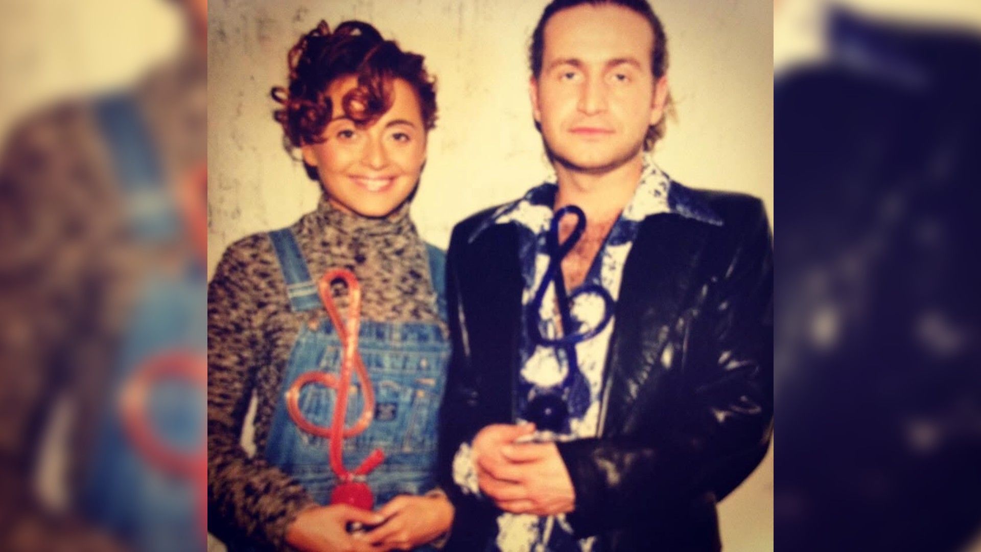 Молодые Леонид Агутин и Анжелика Варум позируют, держа в руках скрипичные ключи