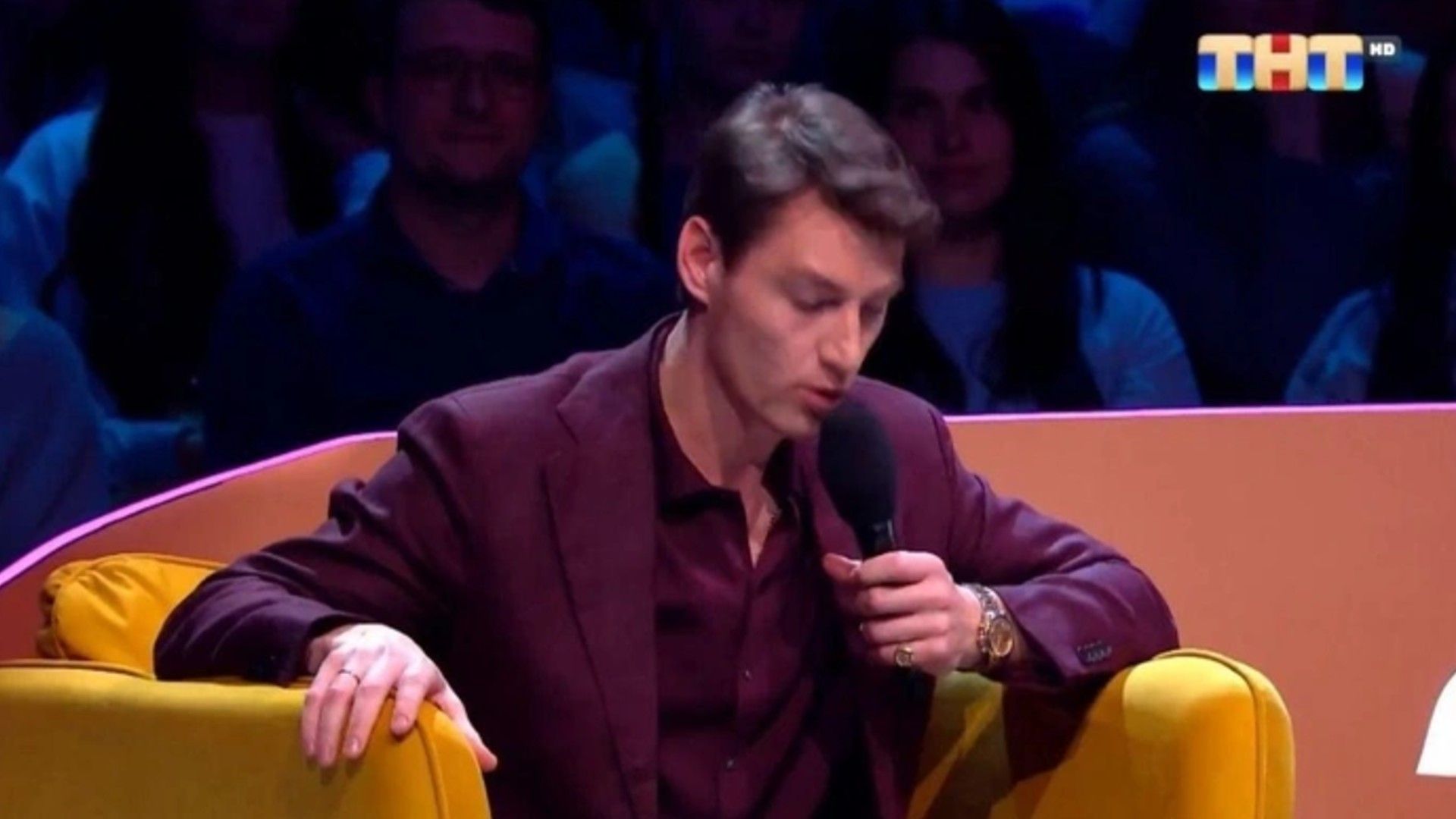 Алексей Воробьёв сидит и говорит в микрофон