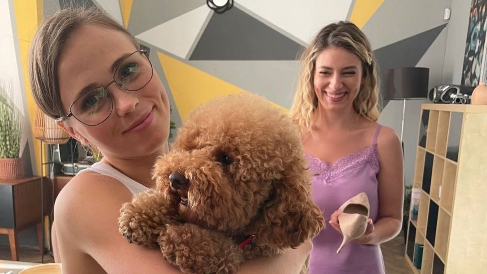 Анна Кошмал и Дарья Петрожицкая в квартире, Дарья держит на руках собаку