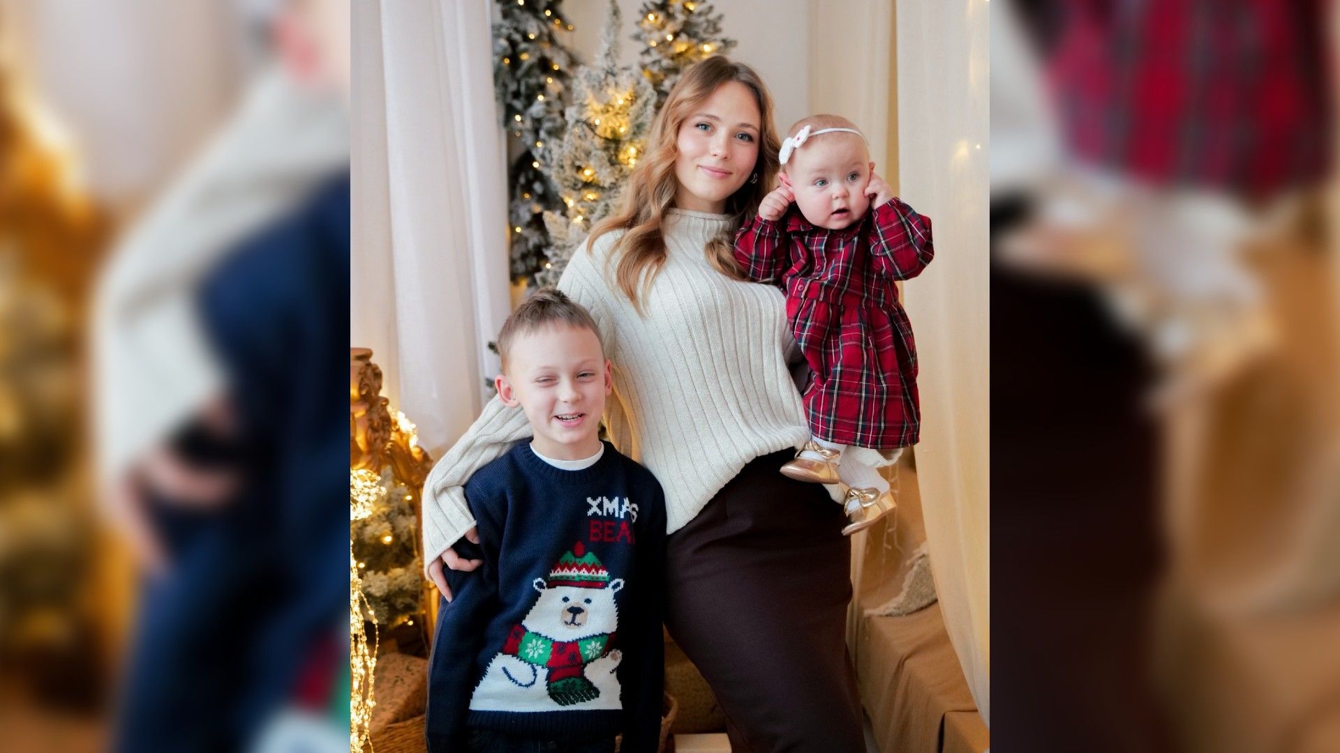 Анна Кошмал позирует с сыном и дочкой для группового фото