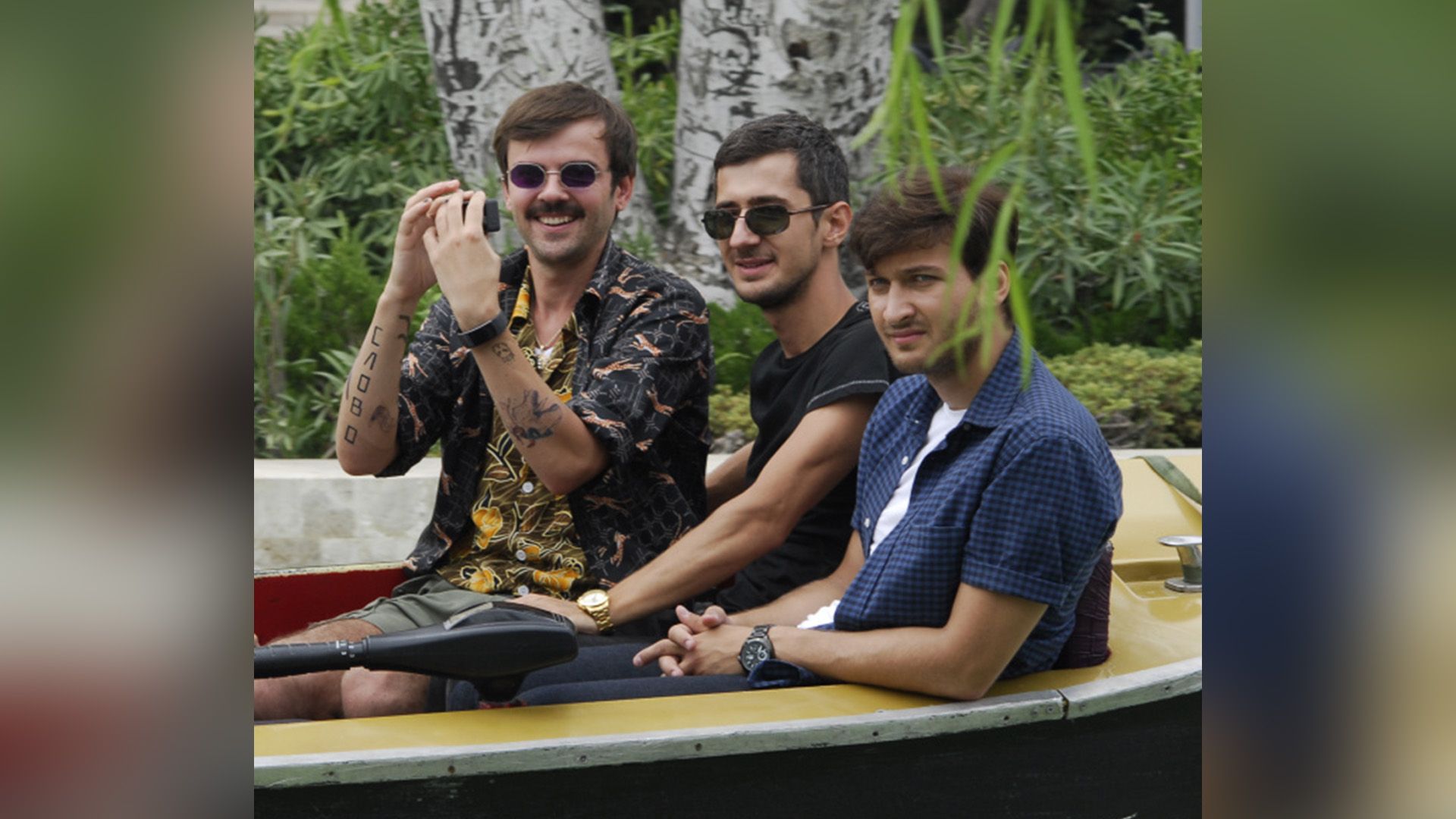 Антон Лапенко, Магомед Муртазаалиев и Наиль Абдрахманов сидят в жёлтой лодке