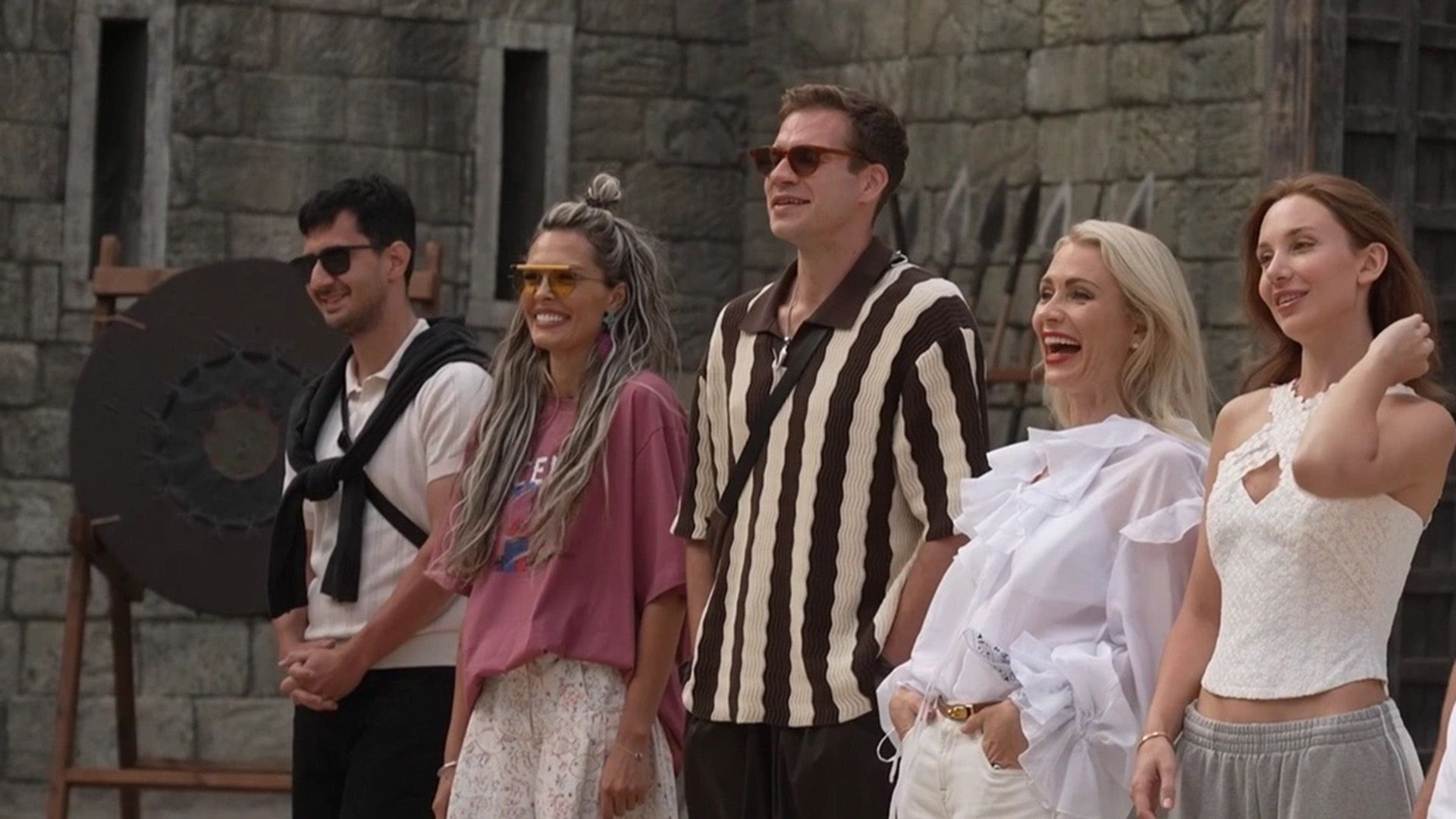 Магомед Муртазаалиев и другие участники шоу "Выжить в Стамбуле" стоят в ряд