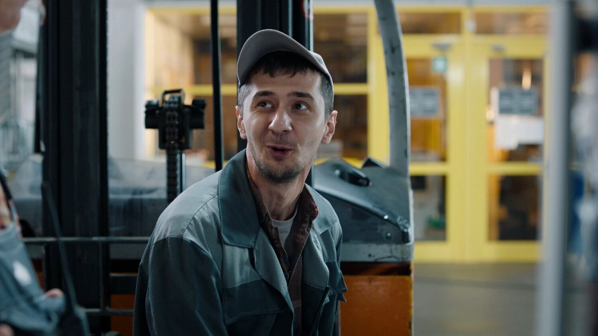 Магомед Муртазаалиев в серой куртке разнорабочего