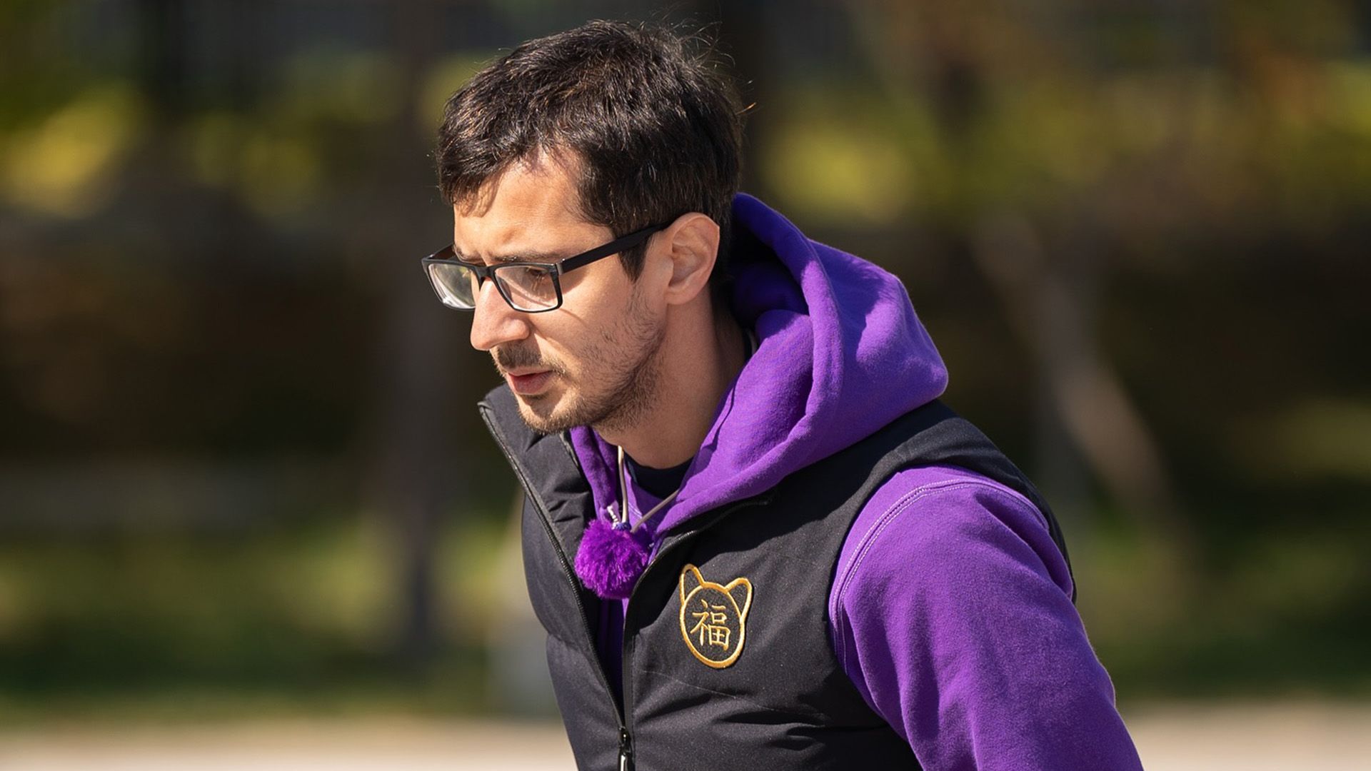 Магомед Муртазаалиев в фиолетовой толстовке и в очках