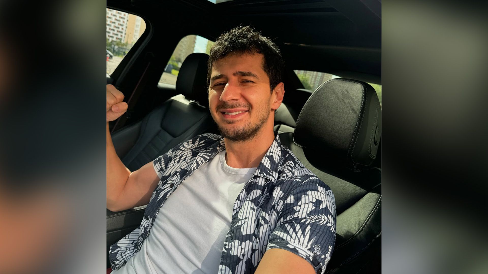 Магомед Муртазаалиев делает селфи, сидя в салоне автомобиля