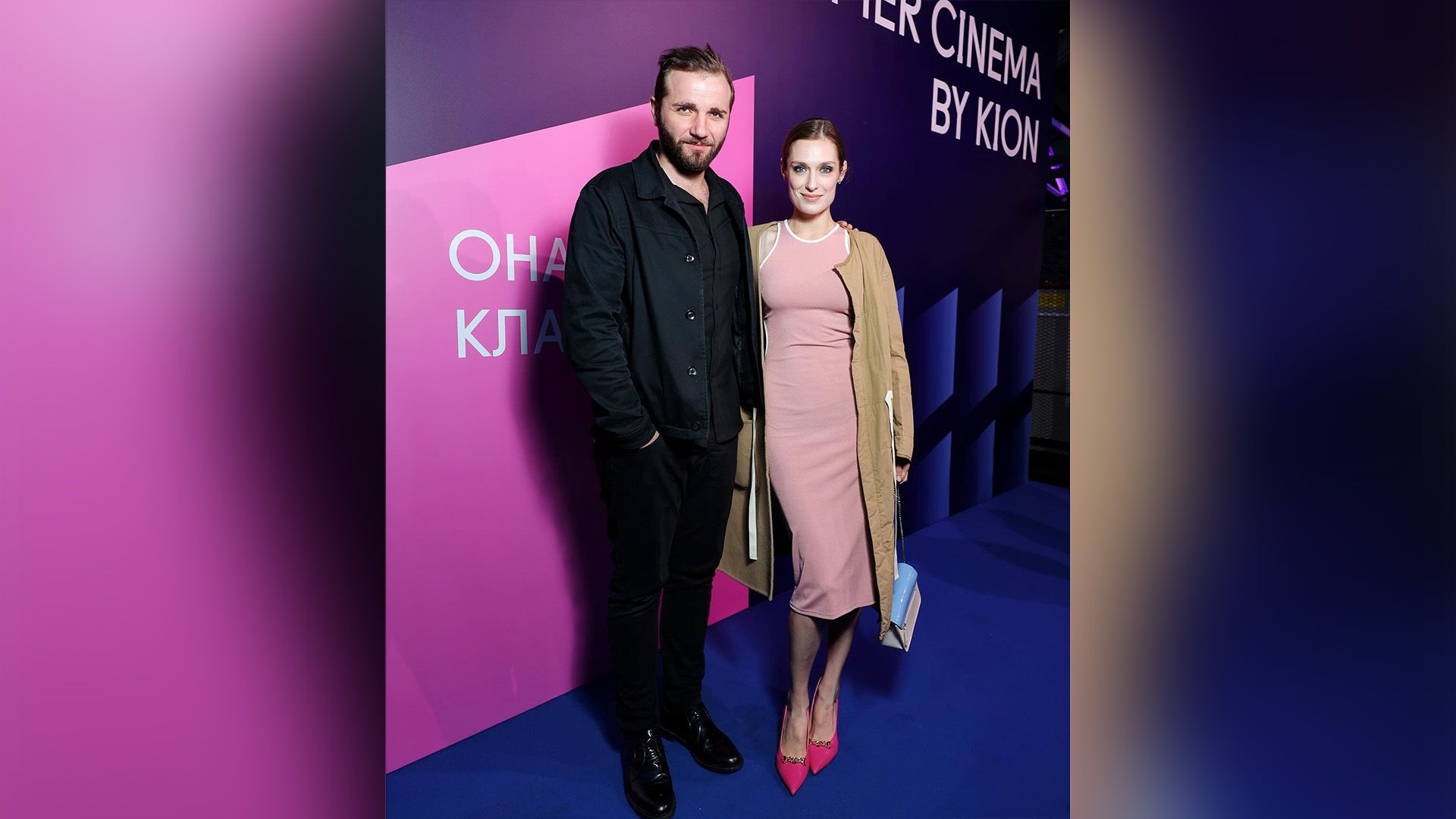 Максим Стоянов в черных джинсах и рубашке и Виктория Корлякова в розовом платье