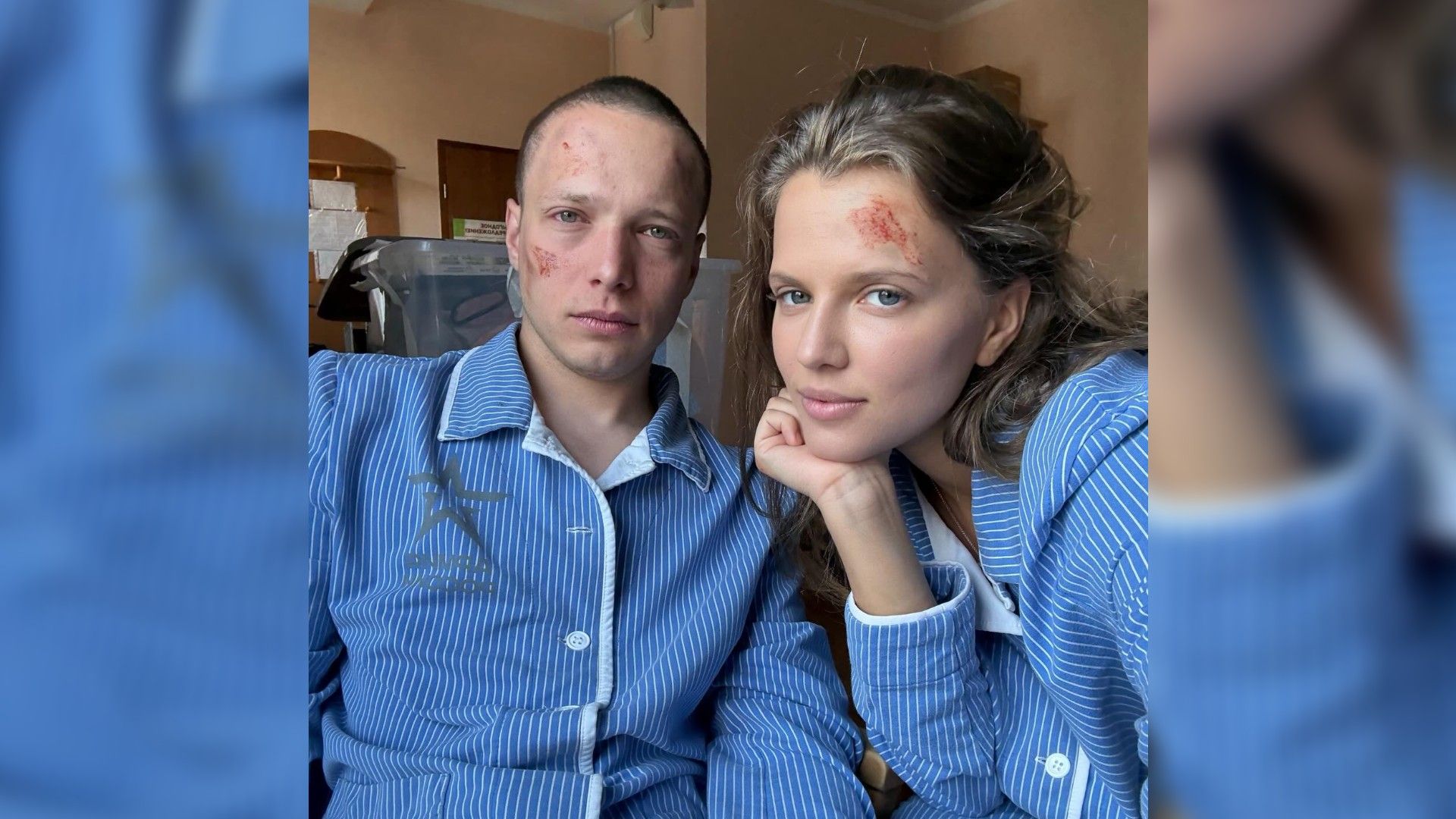 Сергей Городничий и Ника Здорик в больничных пижамах сидят на кровати