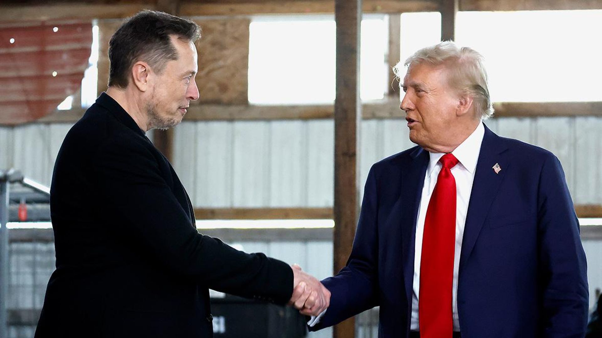 Илон Маск и Дональд Трамп жмут друг другу руки