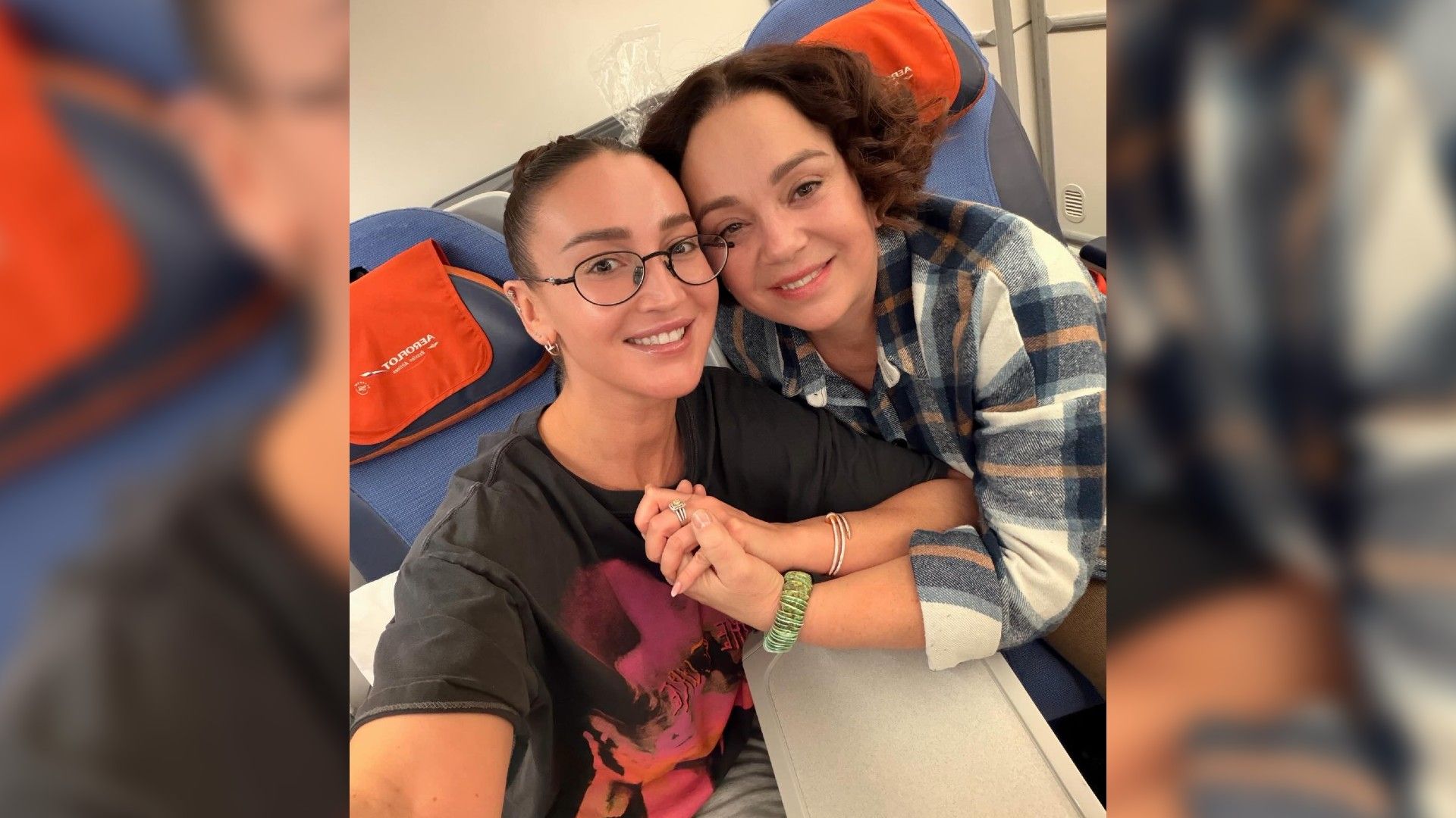 Ольга Бузова и ее мама летят в самолете и держатся за руки