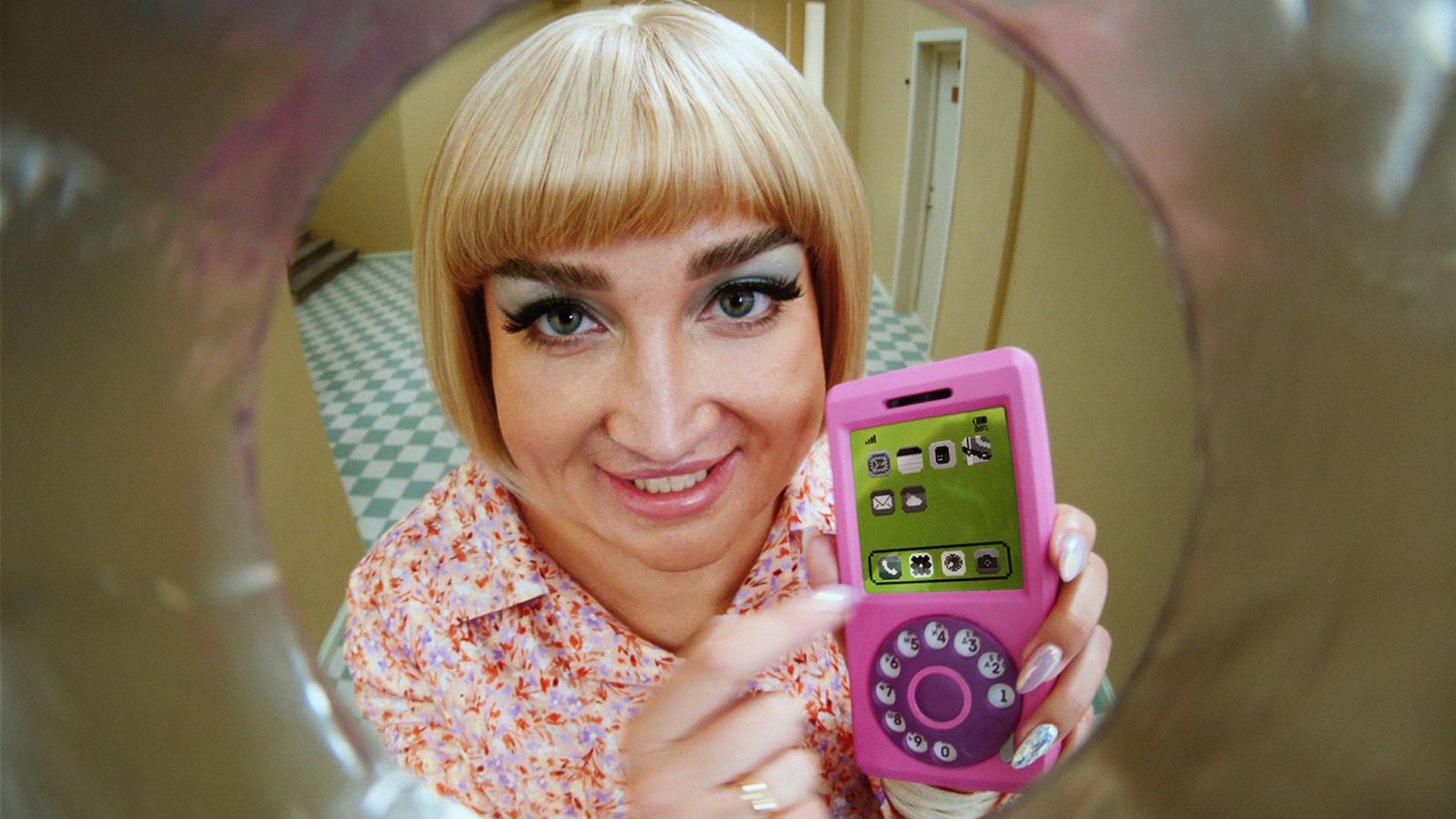 Ольга Бузова с накладными щеками и париком смотрит в дверной глазок