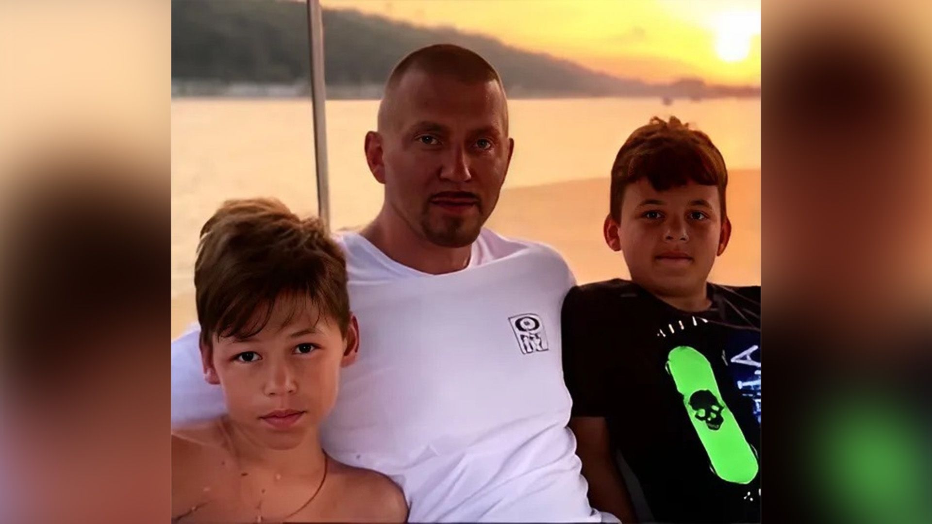 Сергей Пархоменко обнимает за плечи своих сыновей Марка и Платона