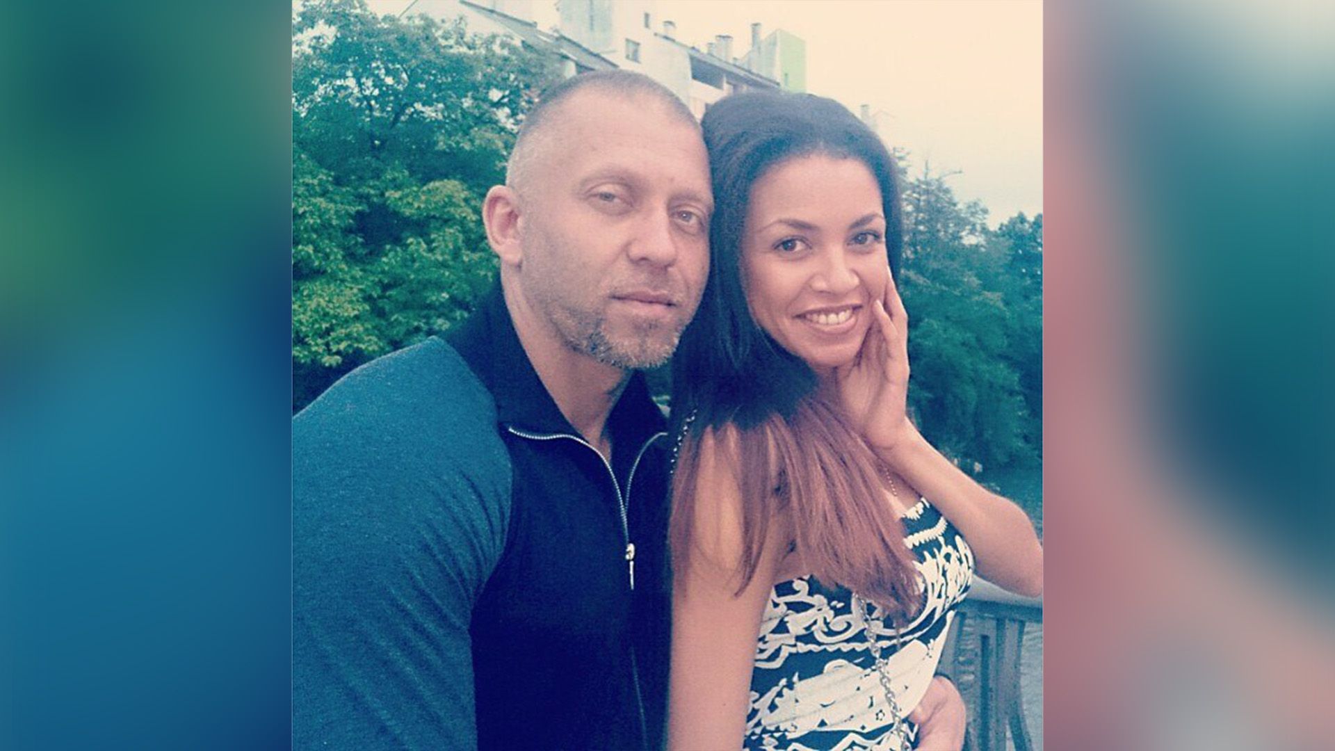 Сергей Пархоменко обнимает Полину Ололо в чёрно-белом платье