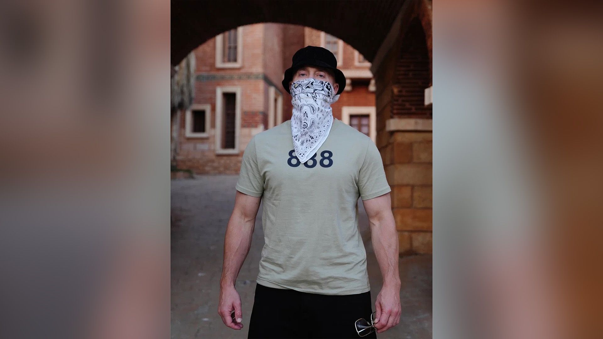 Сергей Пархоменко в футболке и панаме и с банданой, закрывающей половину лица