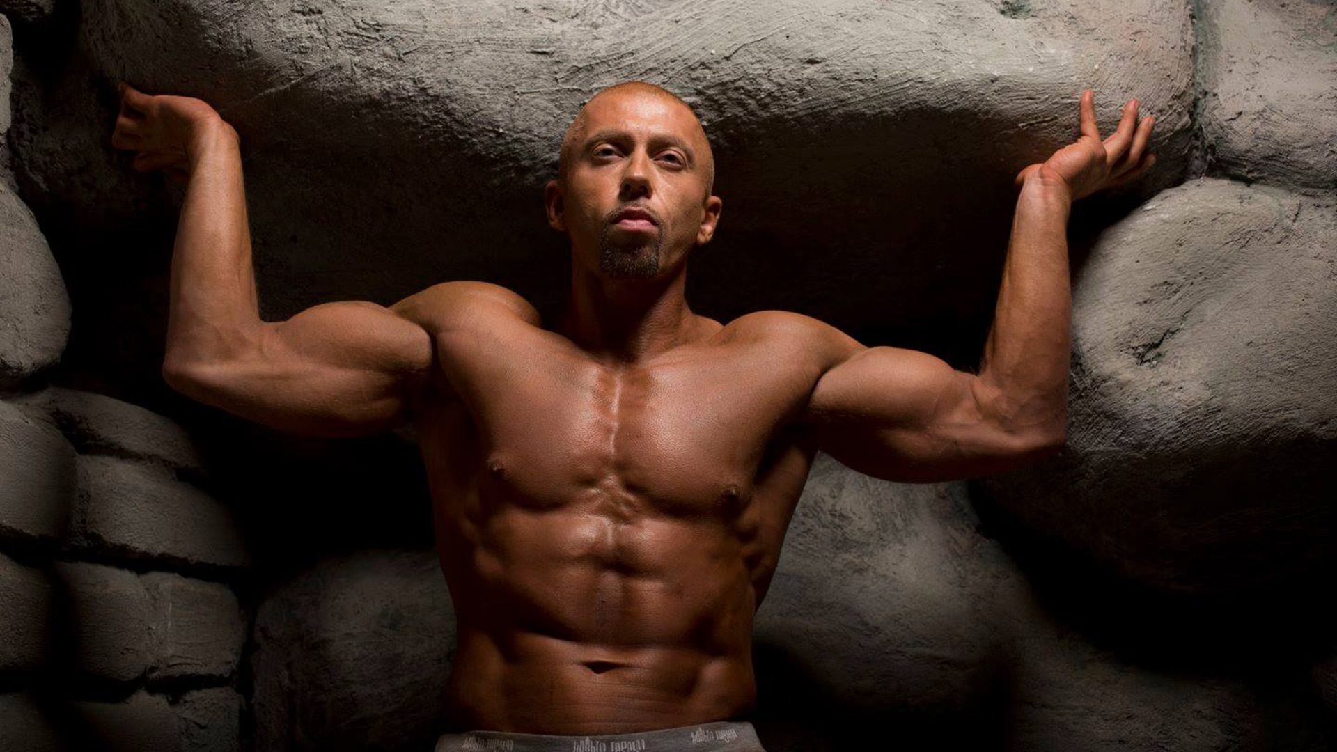 Сергей Пархоменко позирует, демонстрируя мускулы