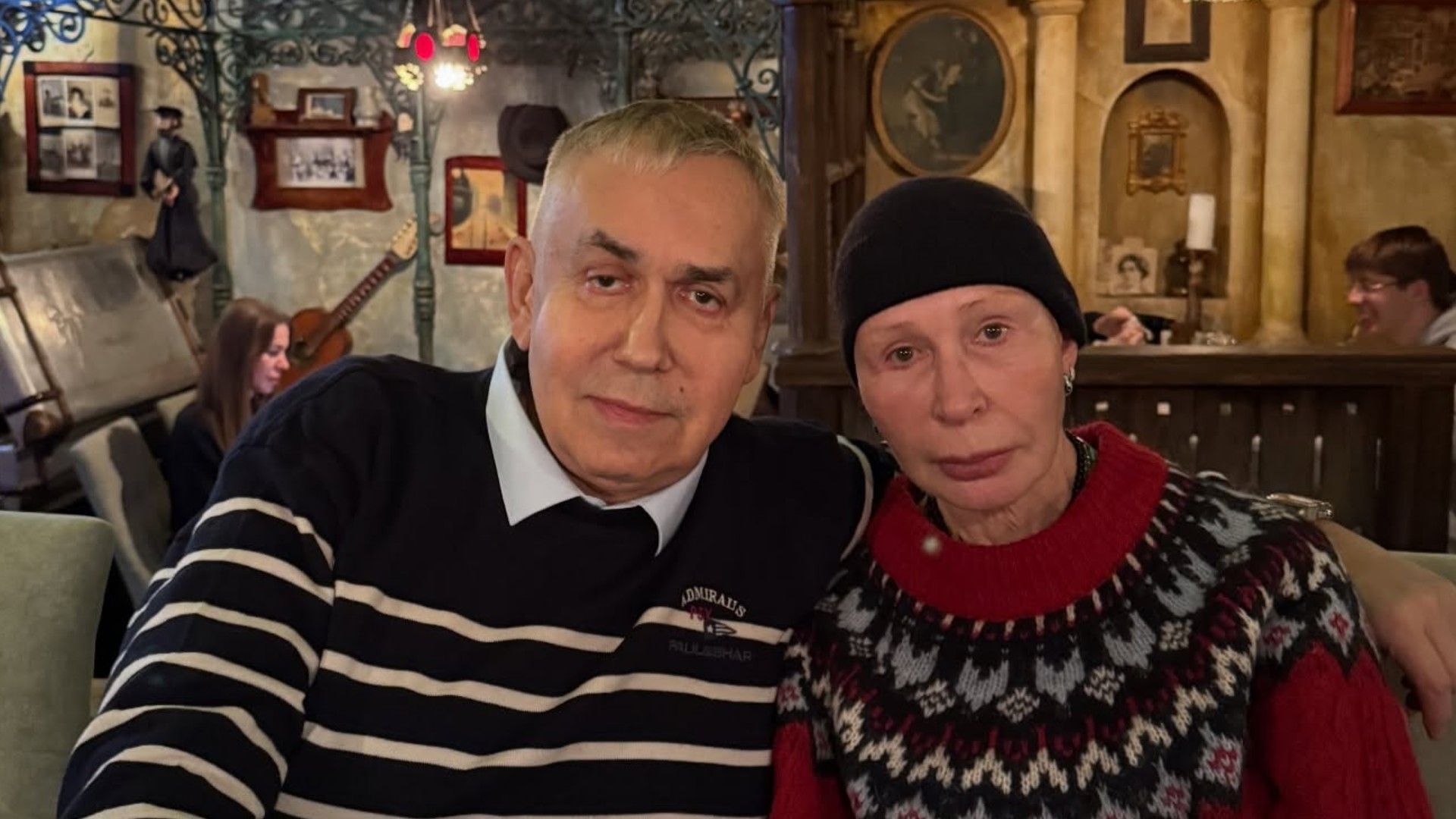 Станислав Садальский и Татьяна Васильева сидят в ресторане за одним столиком
