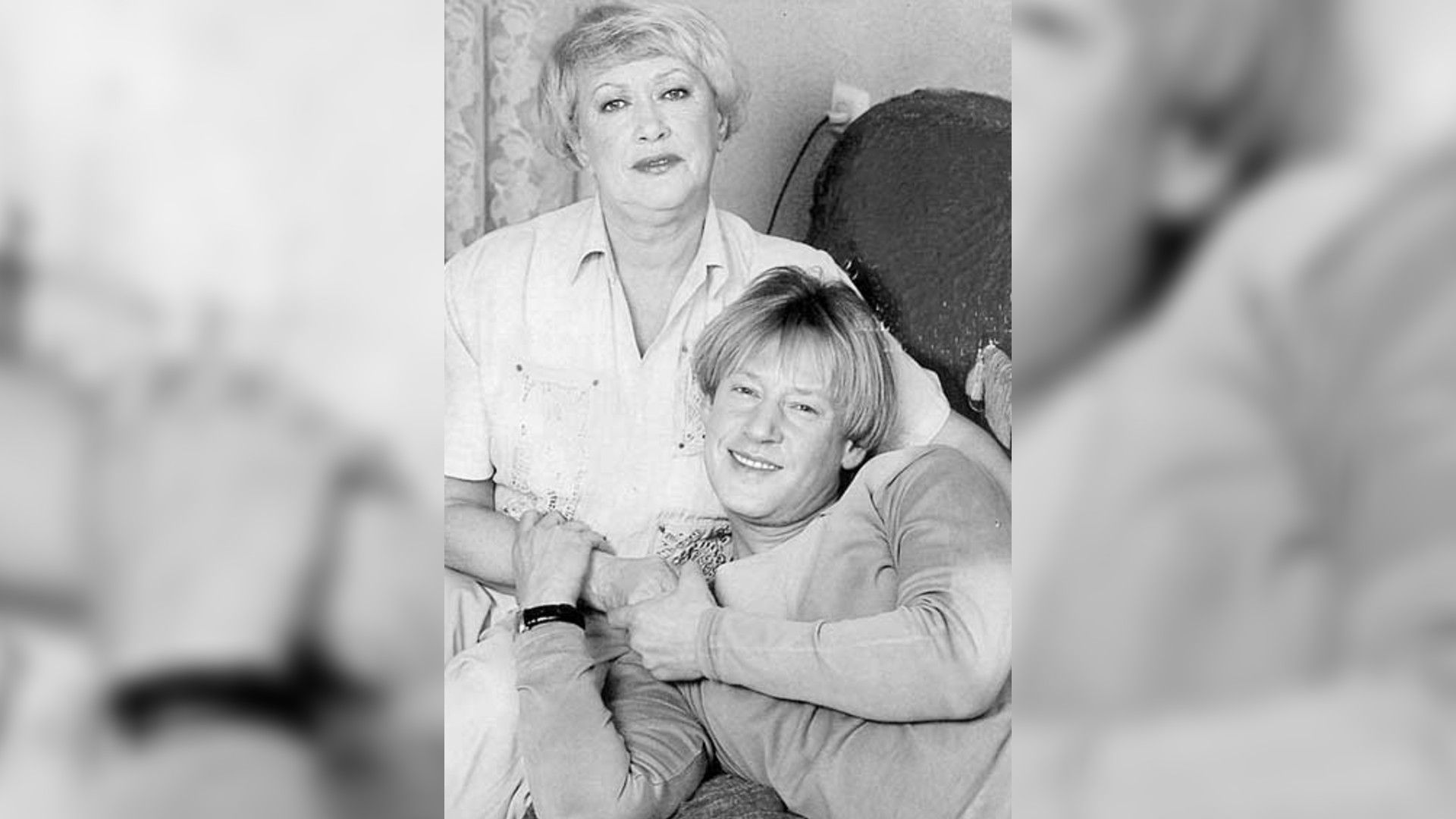 Дмитрий Харатьян и его мама Светлана Тизенко обнимаются, черно-белое фото